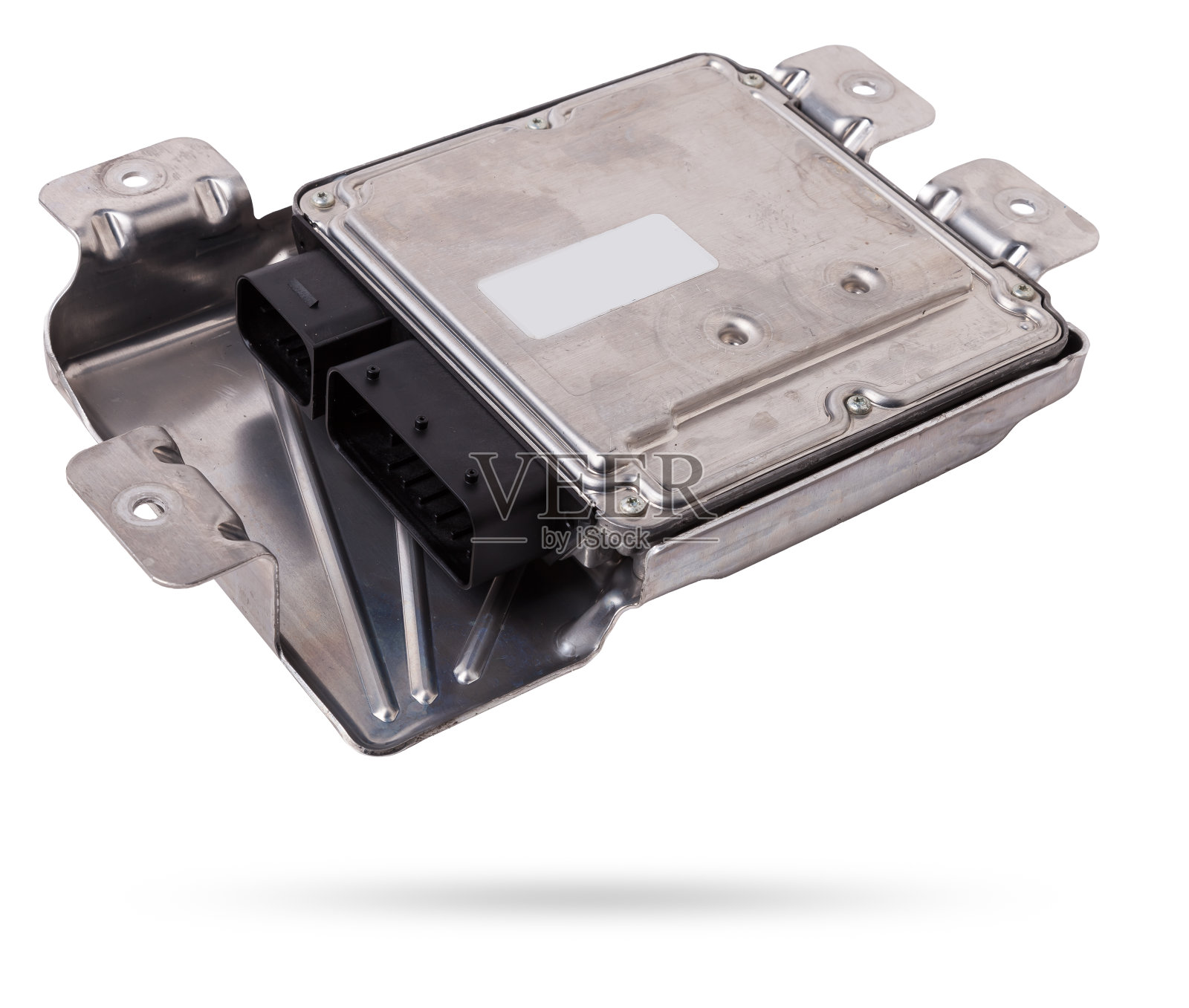 白色孤立背景上金属元素的塑料汽车发动机控制单元是各个子系统、单元和组件的连接中心。监控当前的状态。备件照片摄影图片