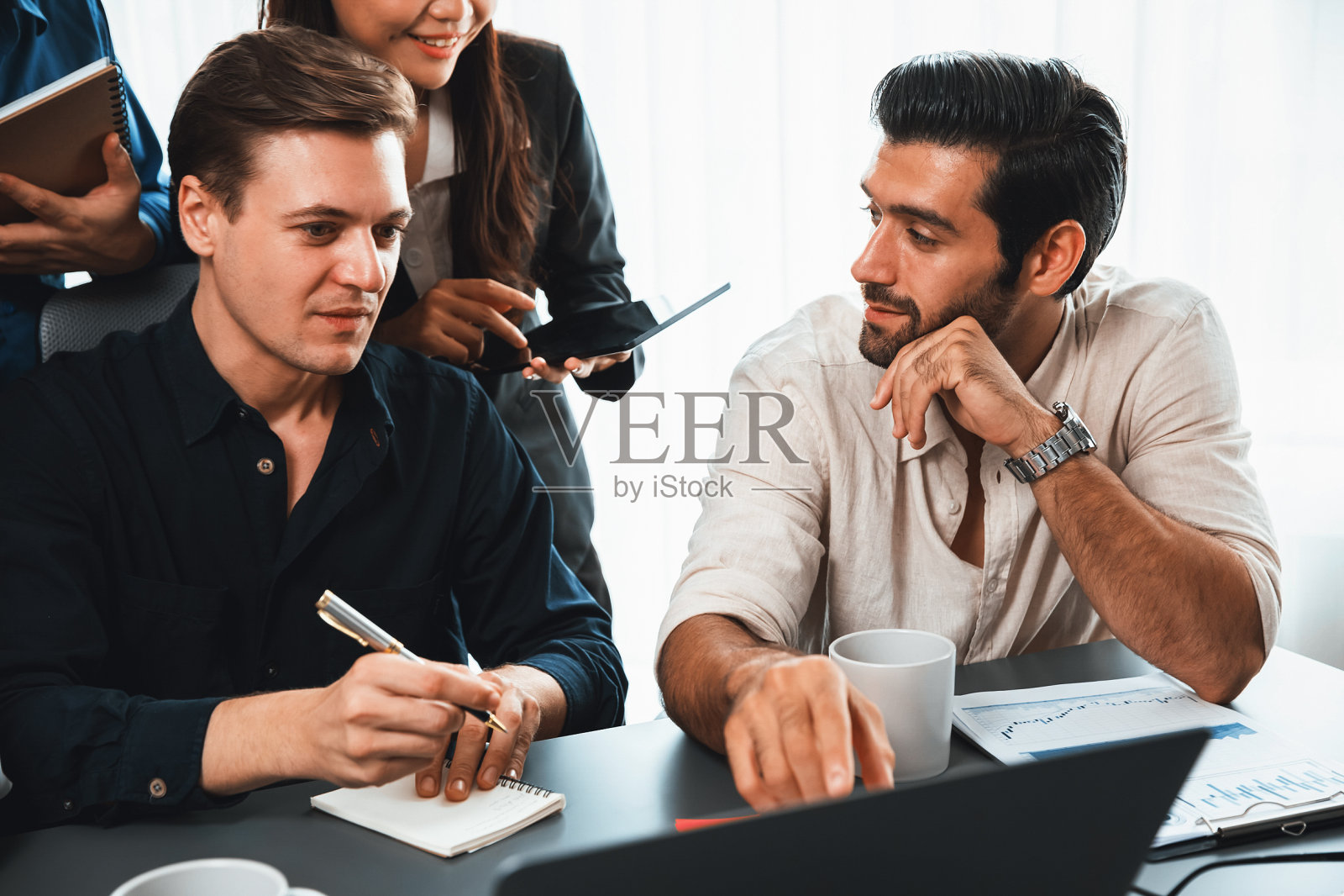 一群不同的办公室员工一起工作。谨慎的照片摄影图片