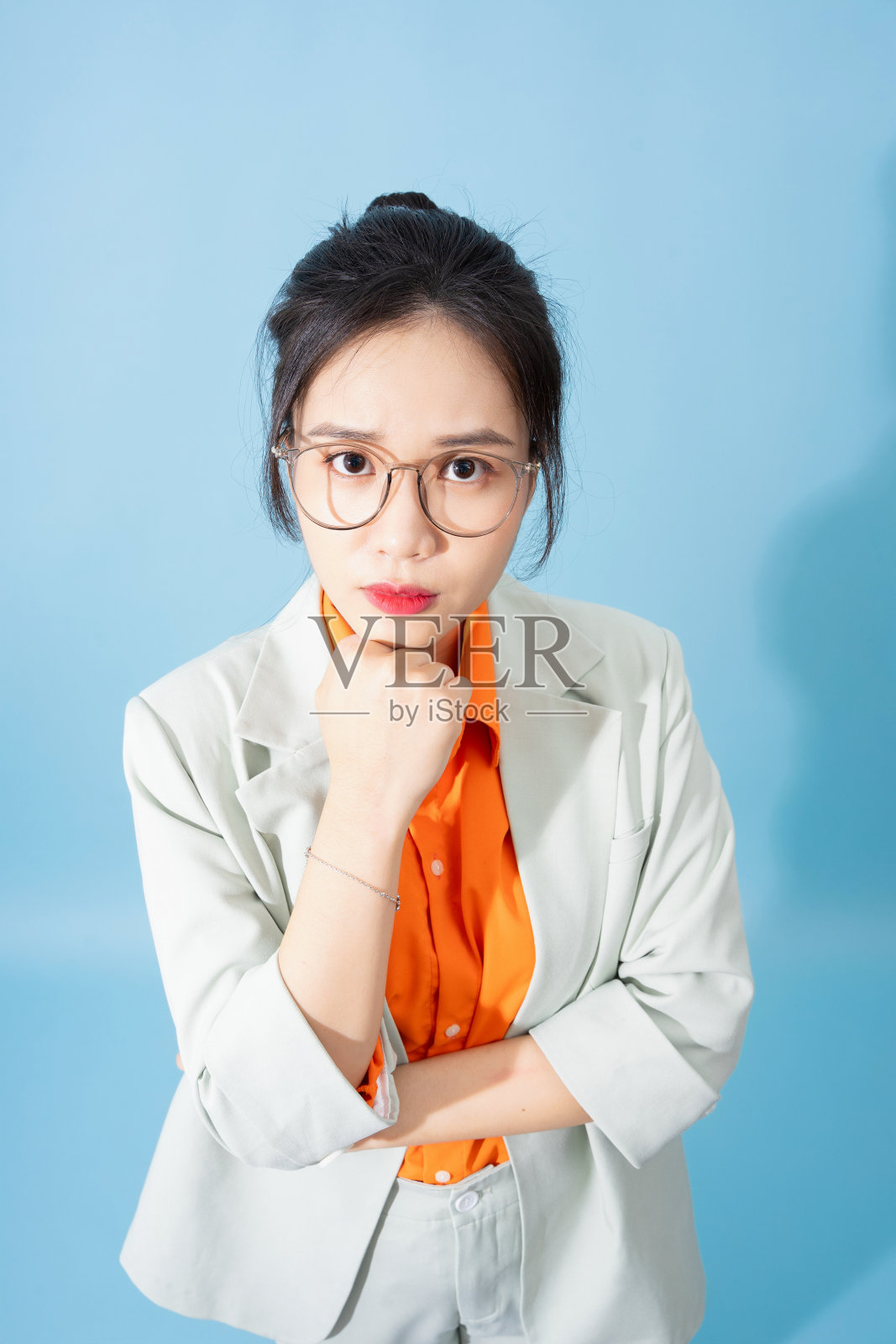 蓝色背景的年轻亚洲女商人照片照片摄影图片