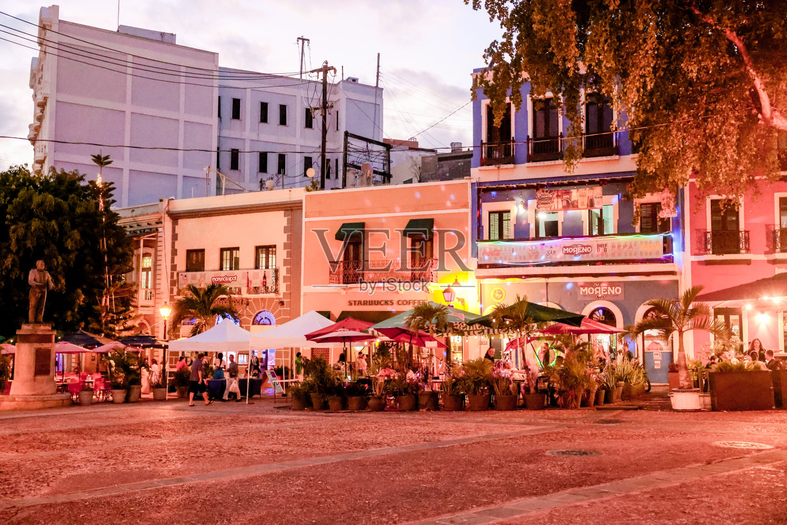 波多黎各圣胡安老城广场Colón周边的商店和建筑照片摄影图片