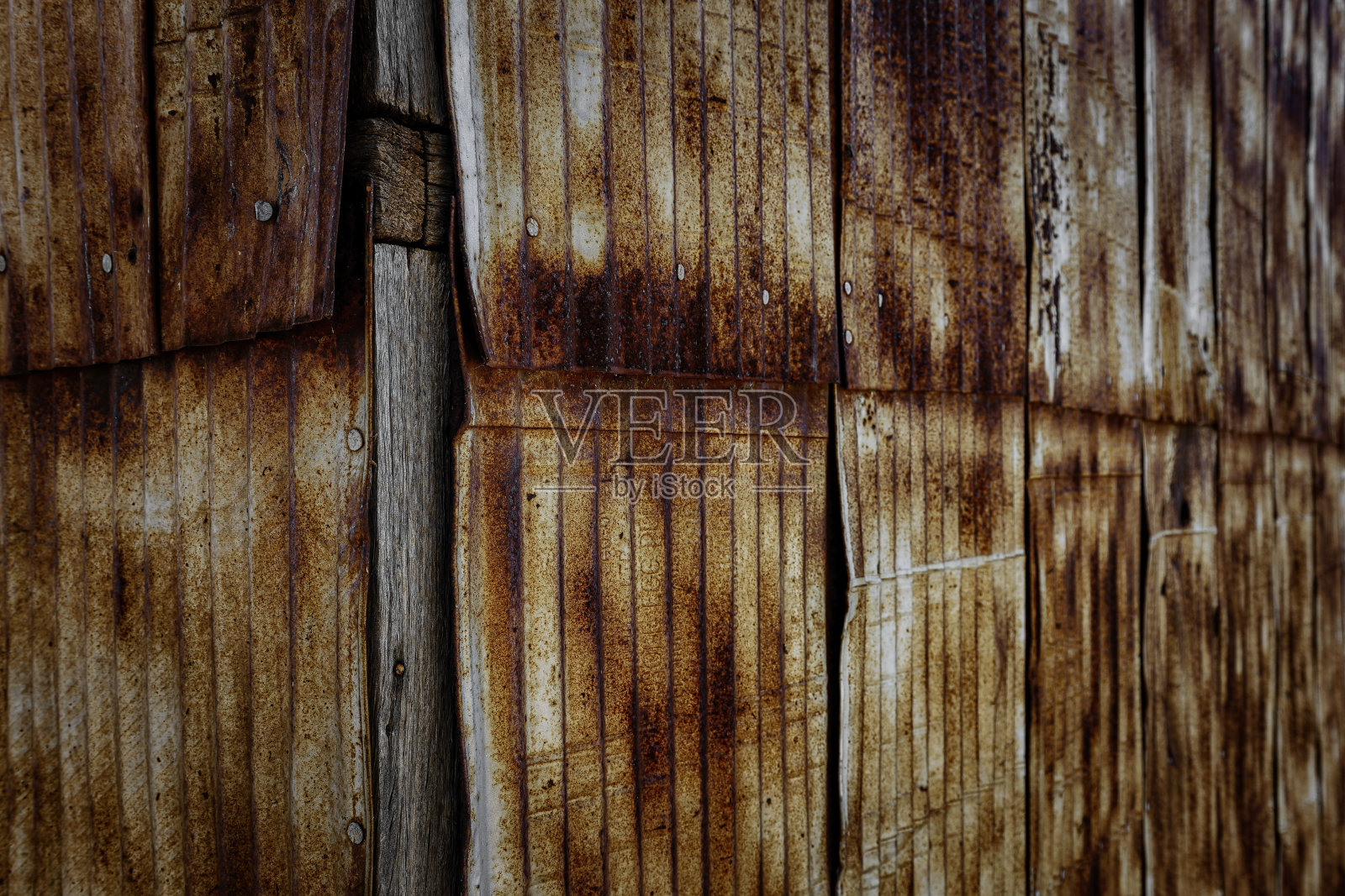 生锈的金属波纹板和旧木材纹理，在旧剪棚里的乌美朗照片摄影图片