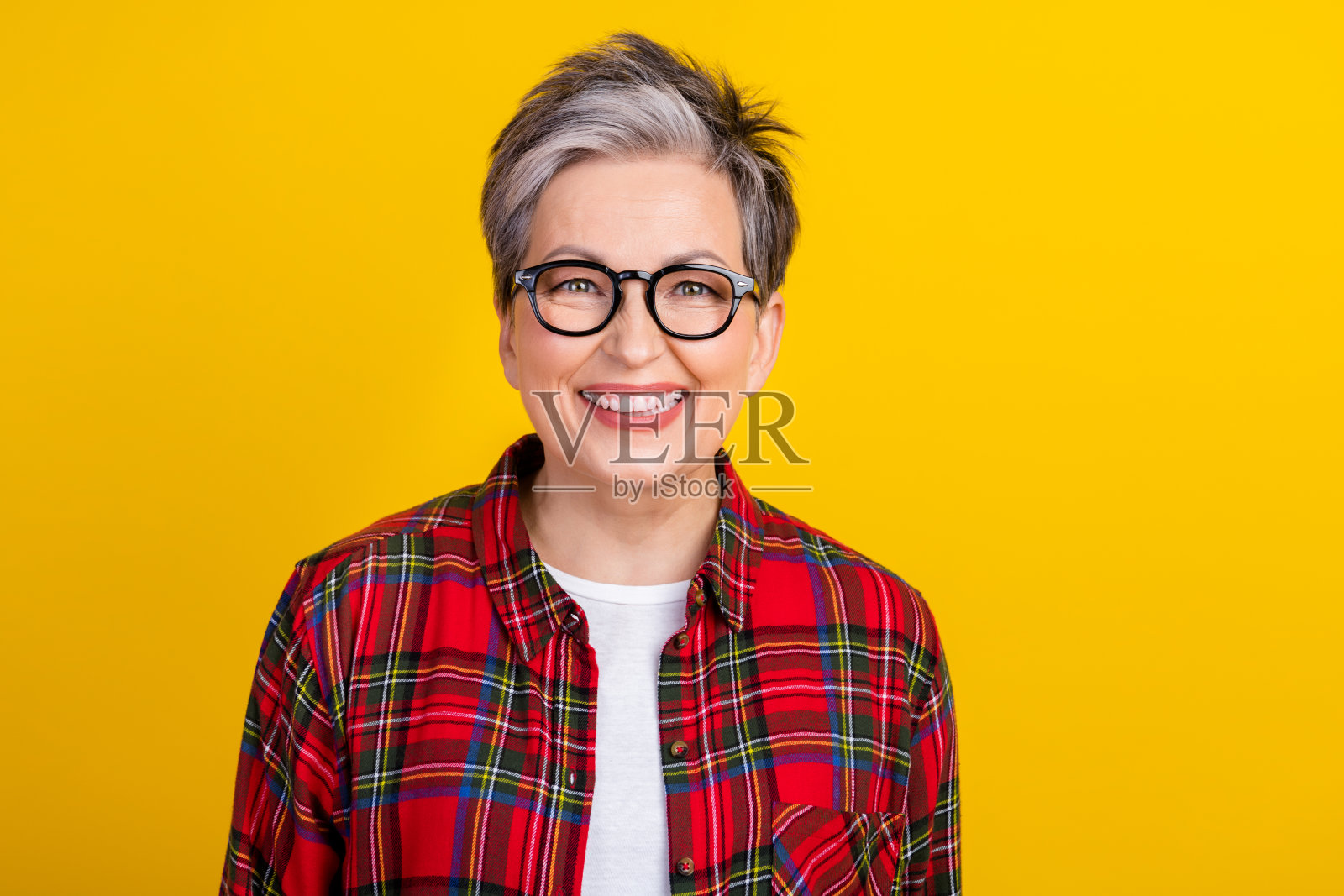 开朗善良的老人的肖像，灿烂的微笑好心情，空白的空间和孤立的黄色背景照片摄影图片