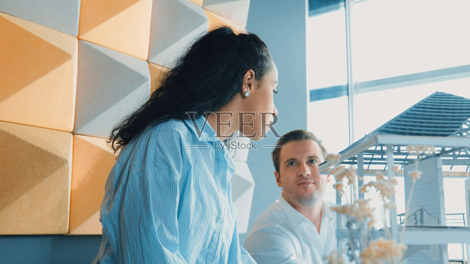 专业的多元化工程师团队验房模型。特写镜头。操纵器。照片摄影图片