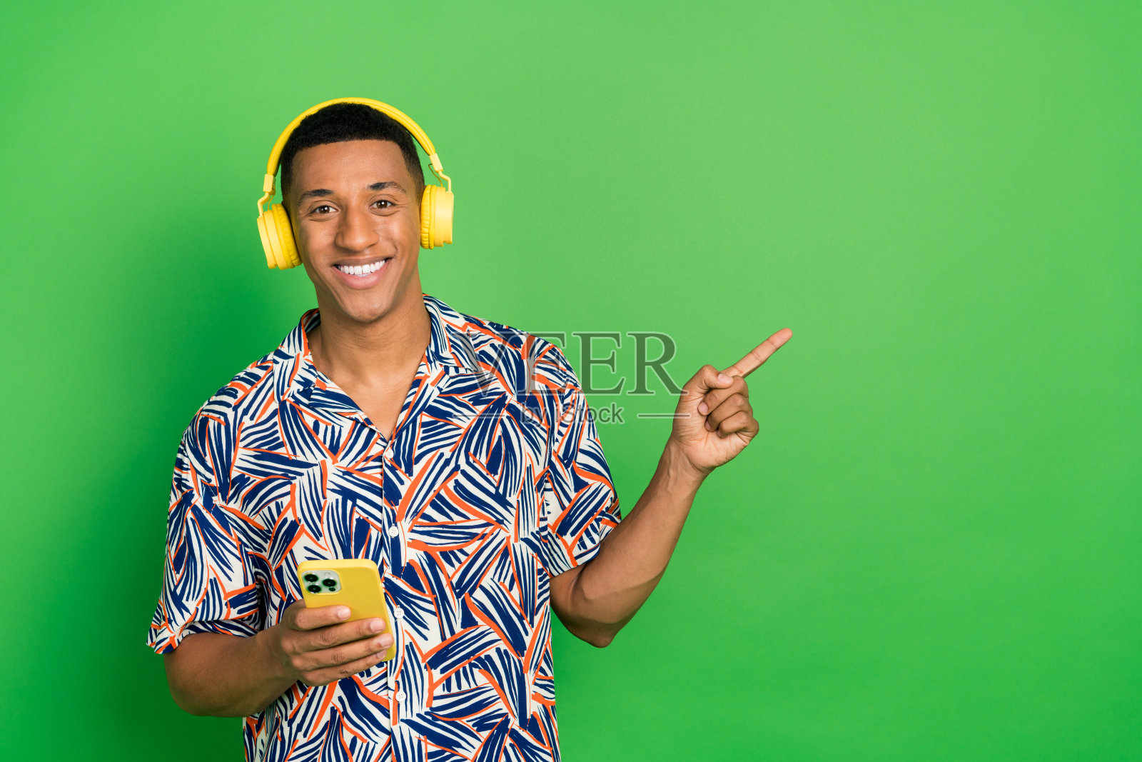 开朗满足的型男照片推广推荐选择现代科技空白空间隔离在绿色背景上照片摄影图片