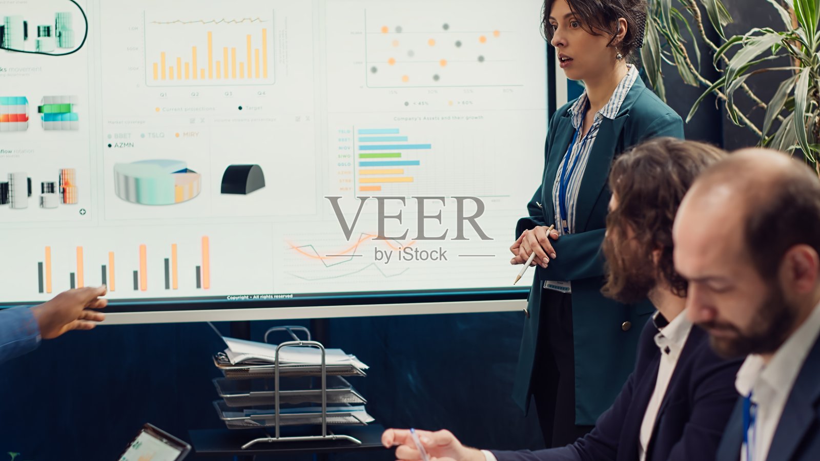 业务同事团队讨论即将到来的活动议程照片摄影图片