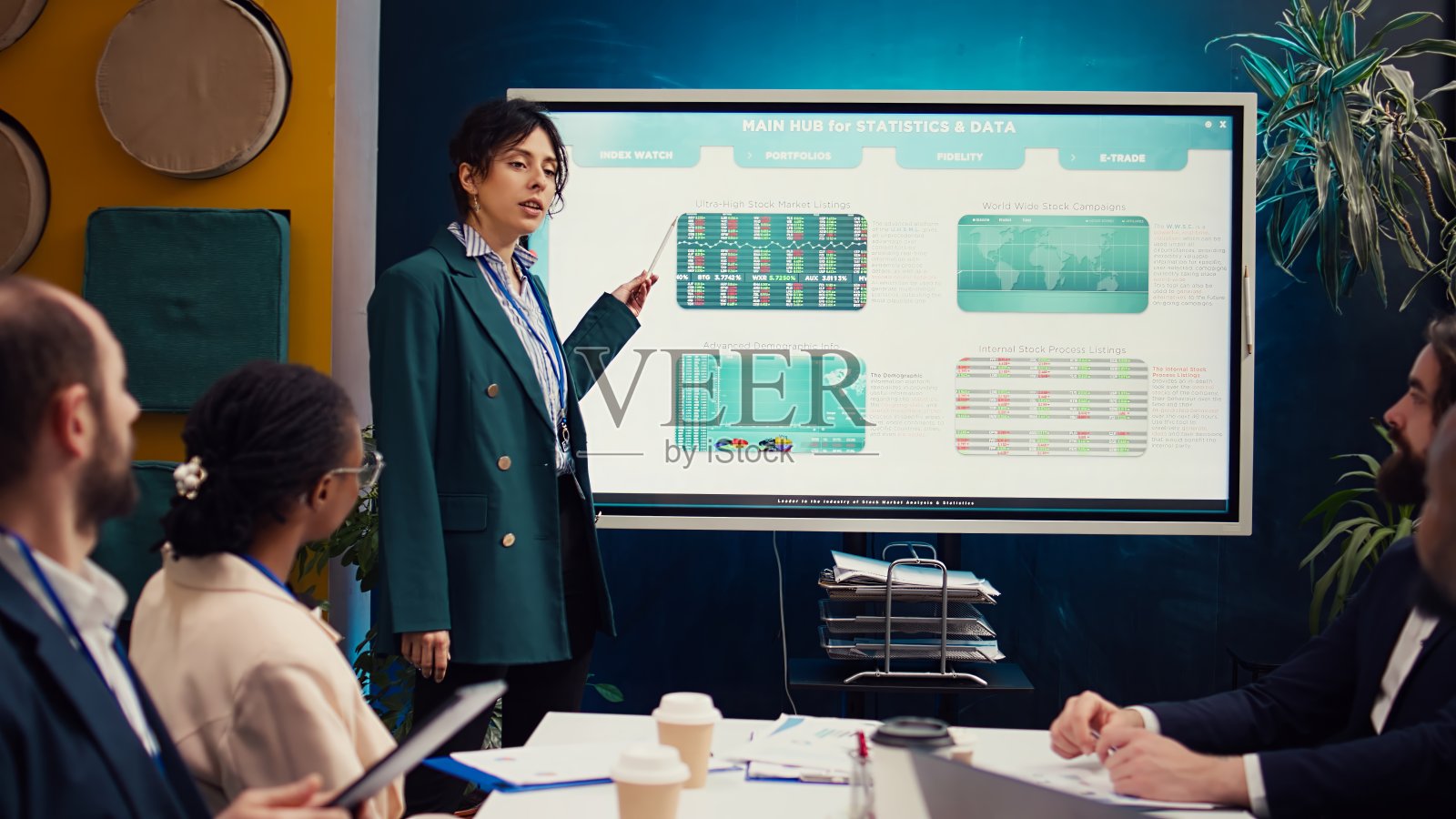 市场专家通过研究信息图表来评估市场趋势照片摄影图片