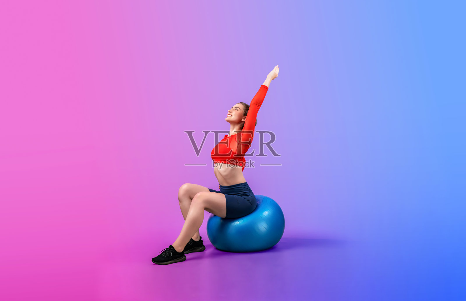 全身长度欢乐拍摄运动和运动的年轻女子健身球照片摄影图片