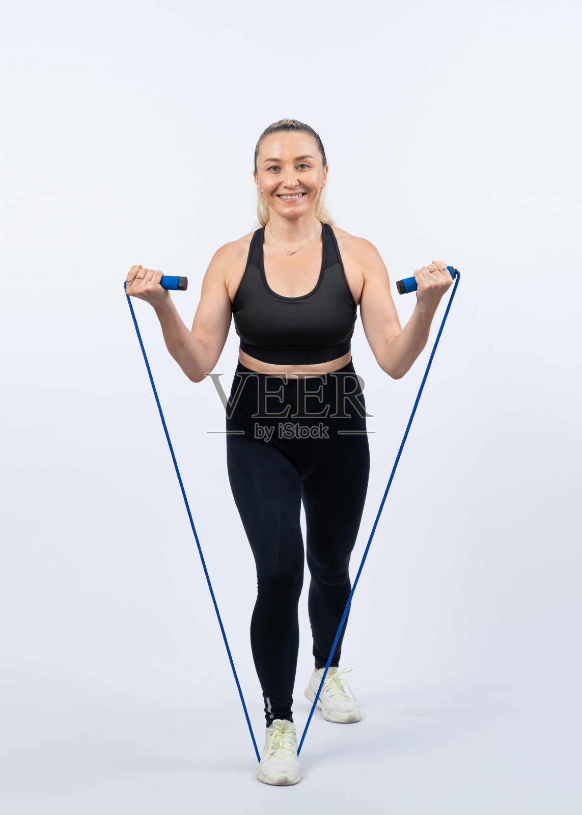 运动高级妇女与健身运动绳。影响力照片摄影图片