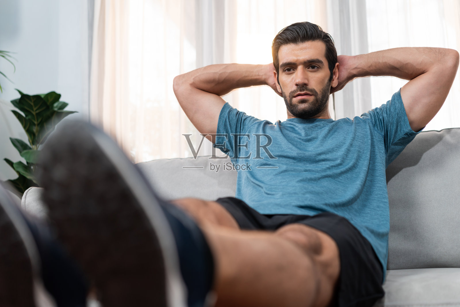 运动身体和积极运动的人使用家具进行快乐的家庭锻炼。照片摄影图片