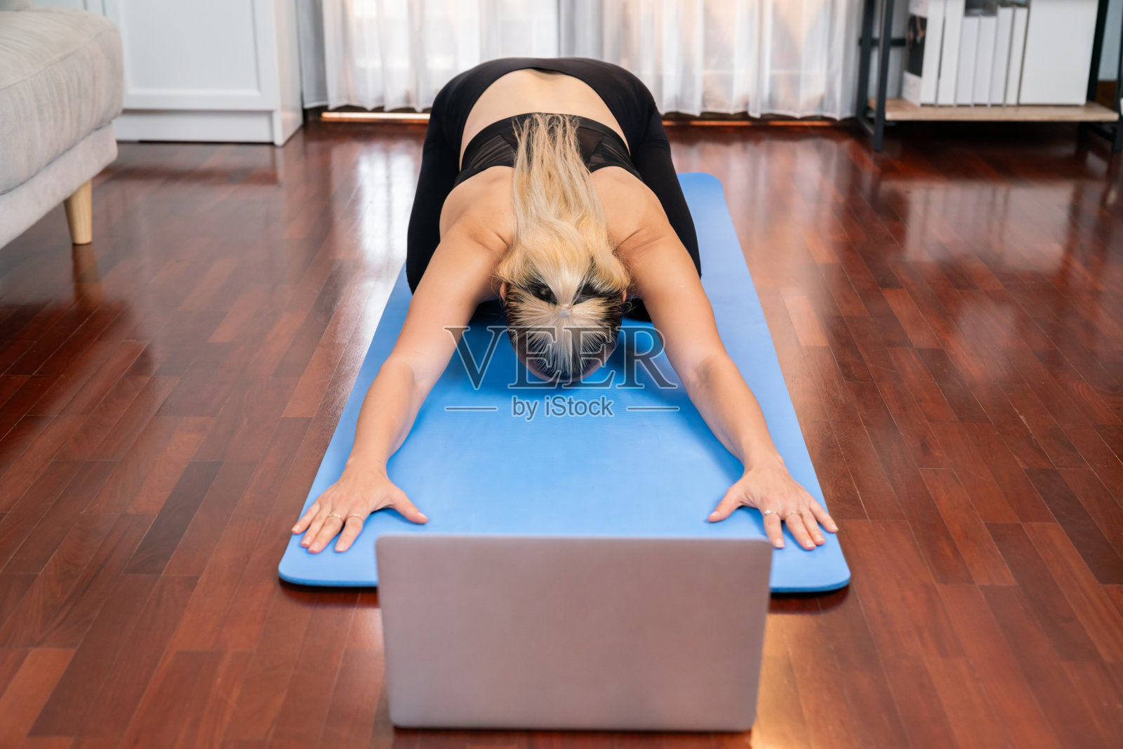 穿着运动服做瑜伽的快乐活跃的老年妇女。影响力照片摄影图片