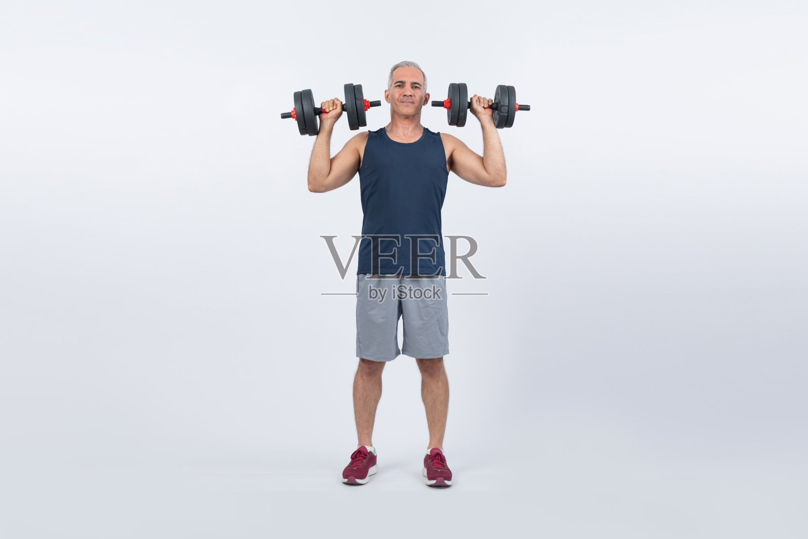 全身长度拍摄活跃和运动的老年男子举哑铃。影响力照片摄影图片