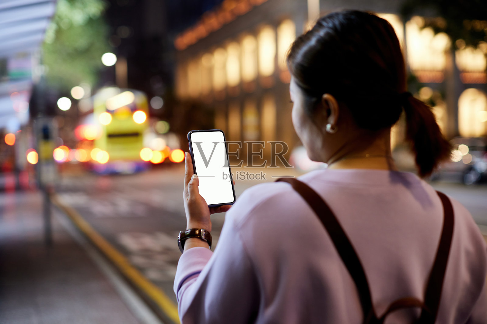 女子使用智能手机中的地图应用程序导航城市照片摄影图片