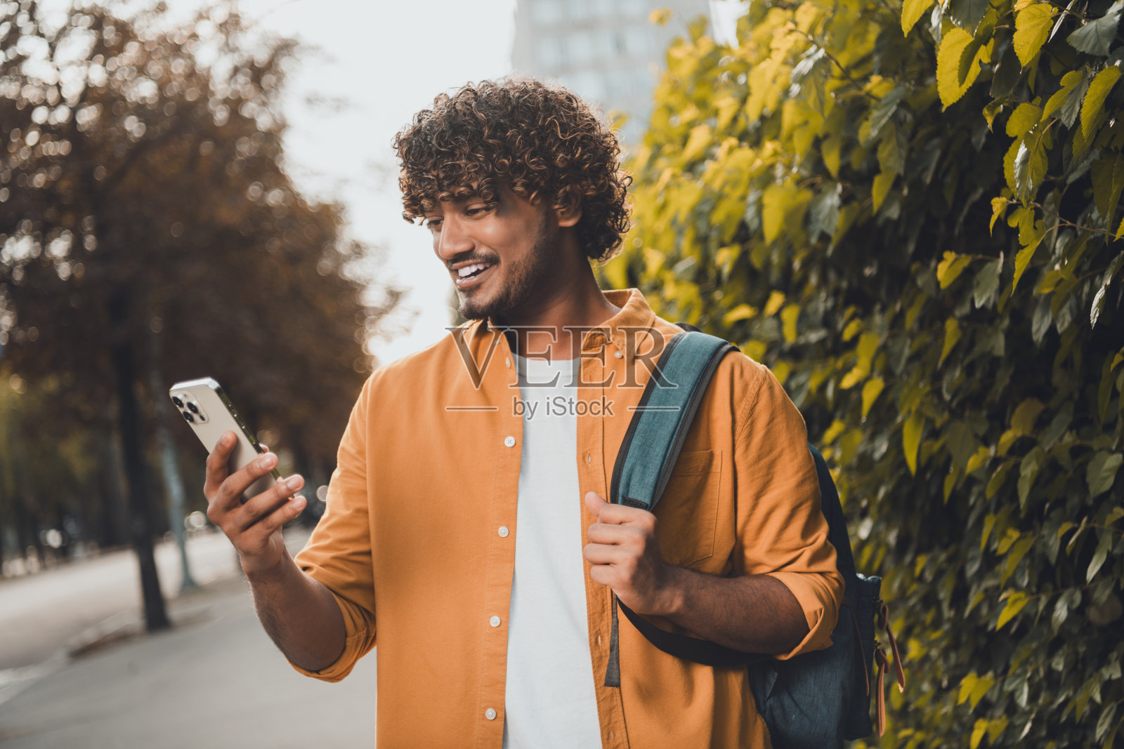 照片正面的好男人阿拉伯旅游城市看地图gps导航春季天气外面照片摄影图片