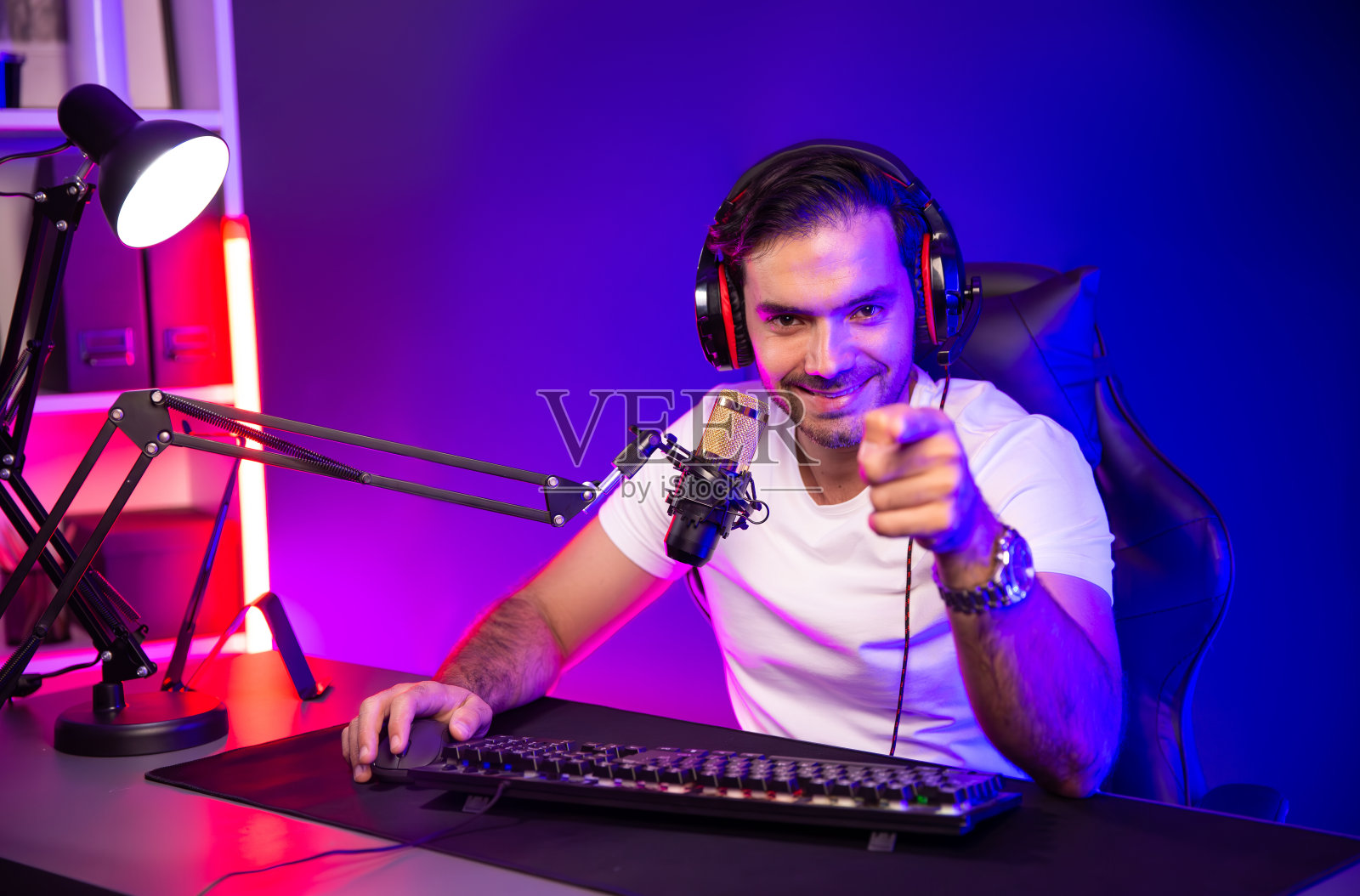 智能游戏流线相机与姿势使用耳机和麦克风。推测。照片摄影图片