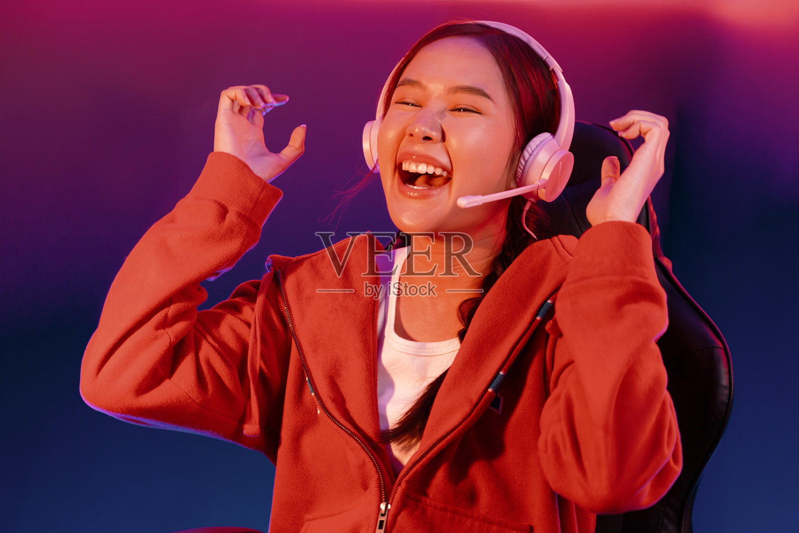 主持人频道微笑亚洲人用拳头与球队一起赢得比赛。战略。照片摄影图片