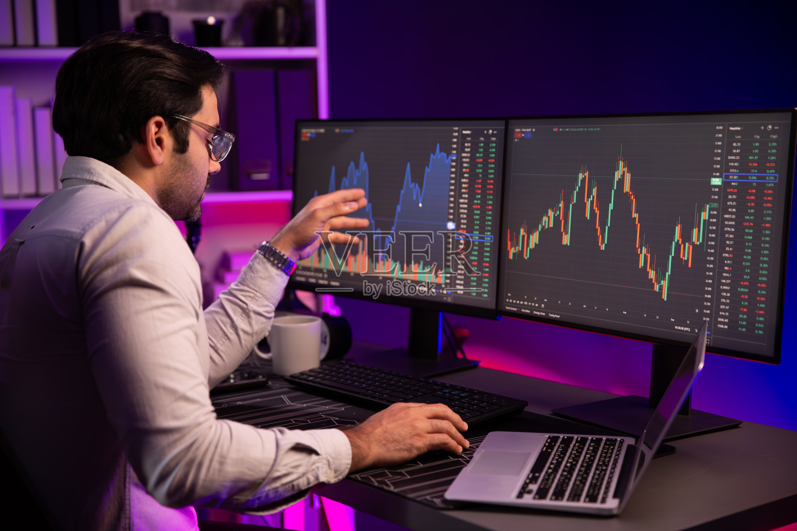 聪明的交易员专注于动态股票交易的个人电脑和笔记本电脑。推测。照片摄影图片