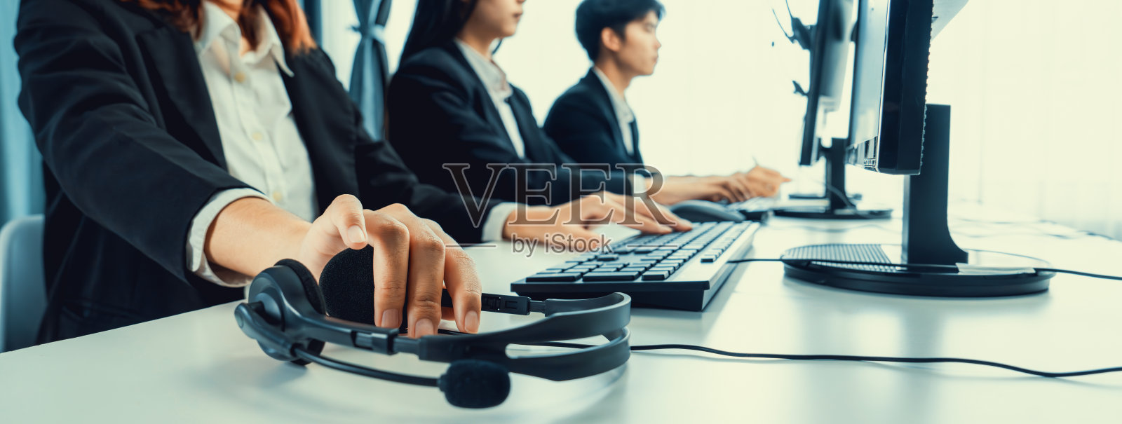 戴着耳机在呼叫中心办公室为客户支持实验室工作照片摄影图片