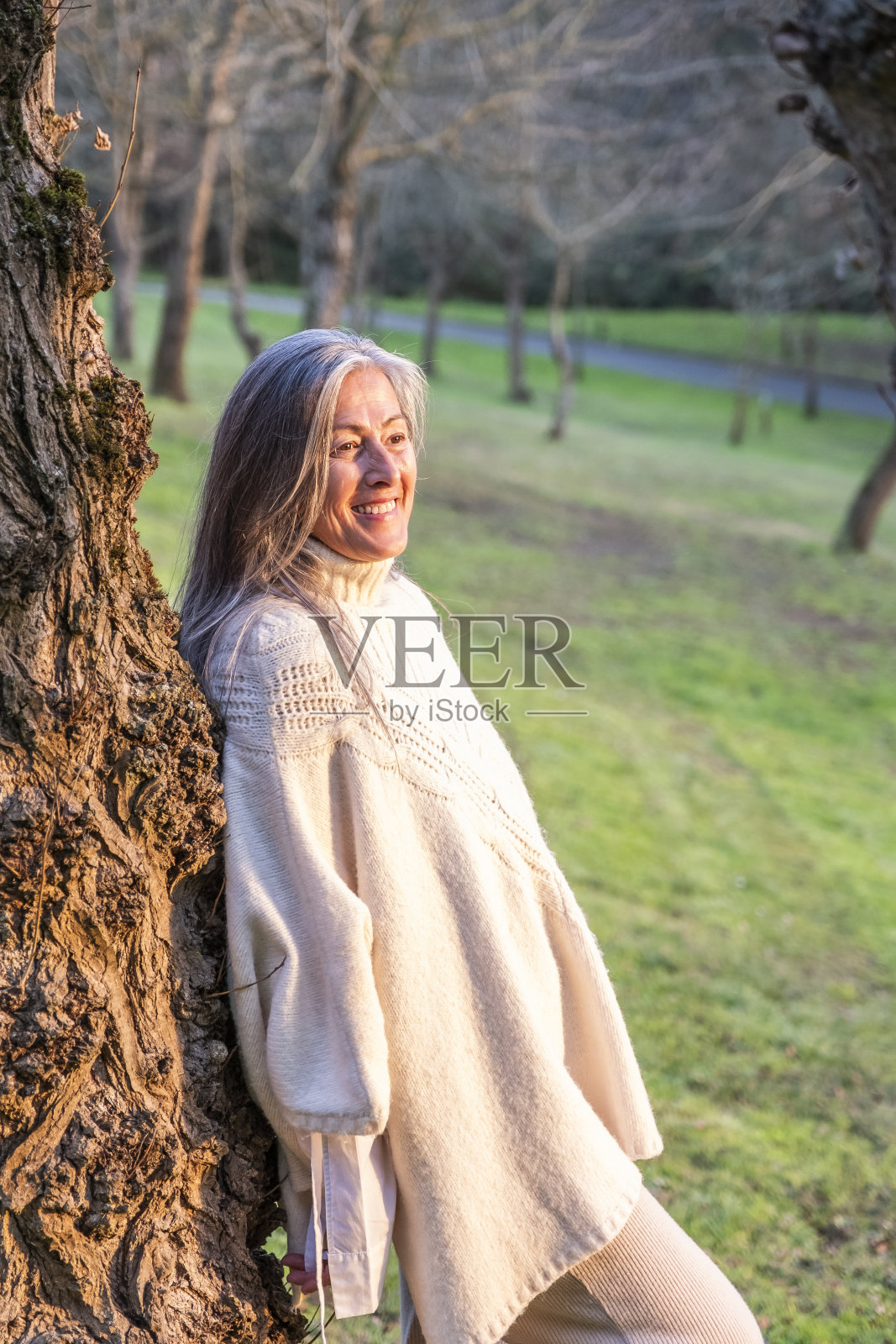 自然中的女人。照片摄影图片