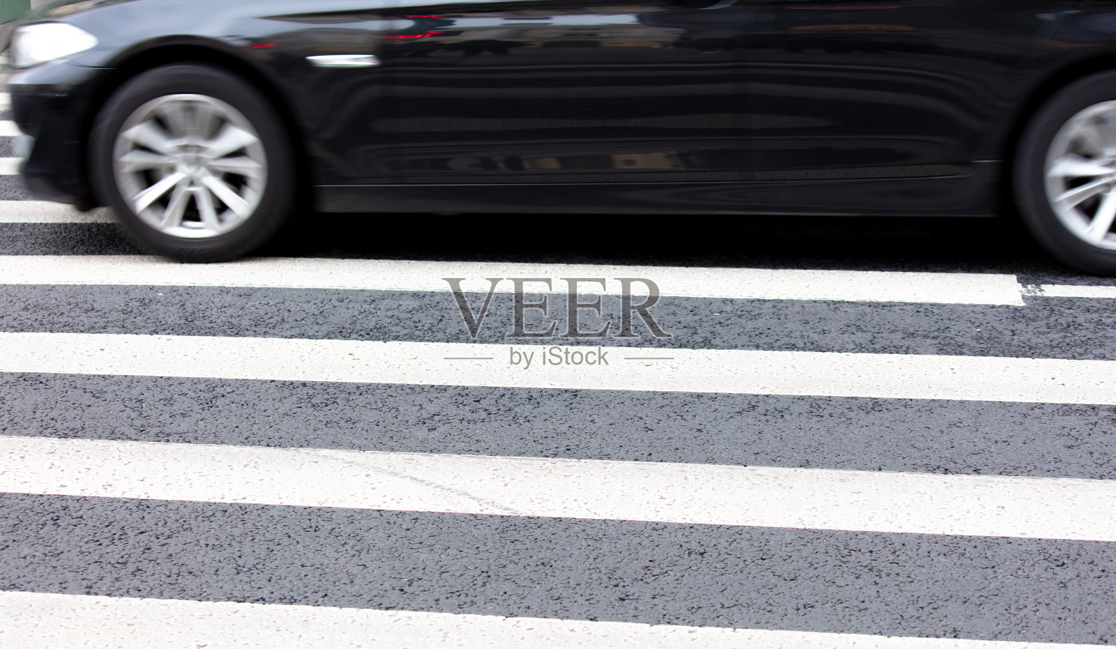 汽车行驶在柏油路上的白色斑马上照片摄影图片