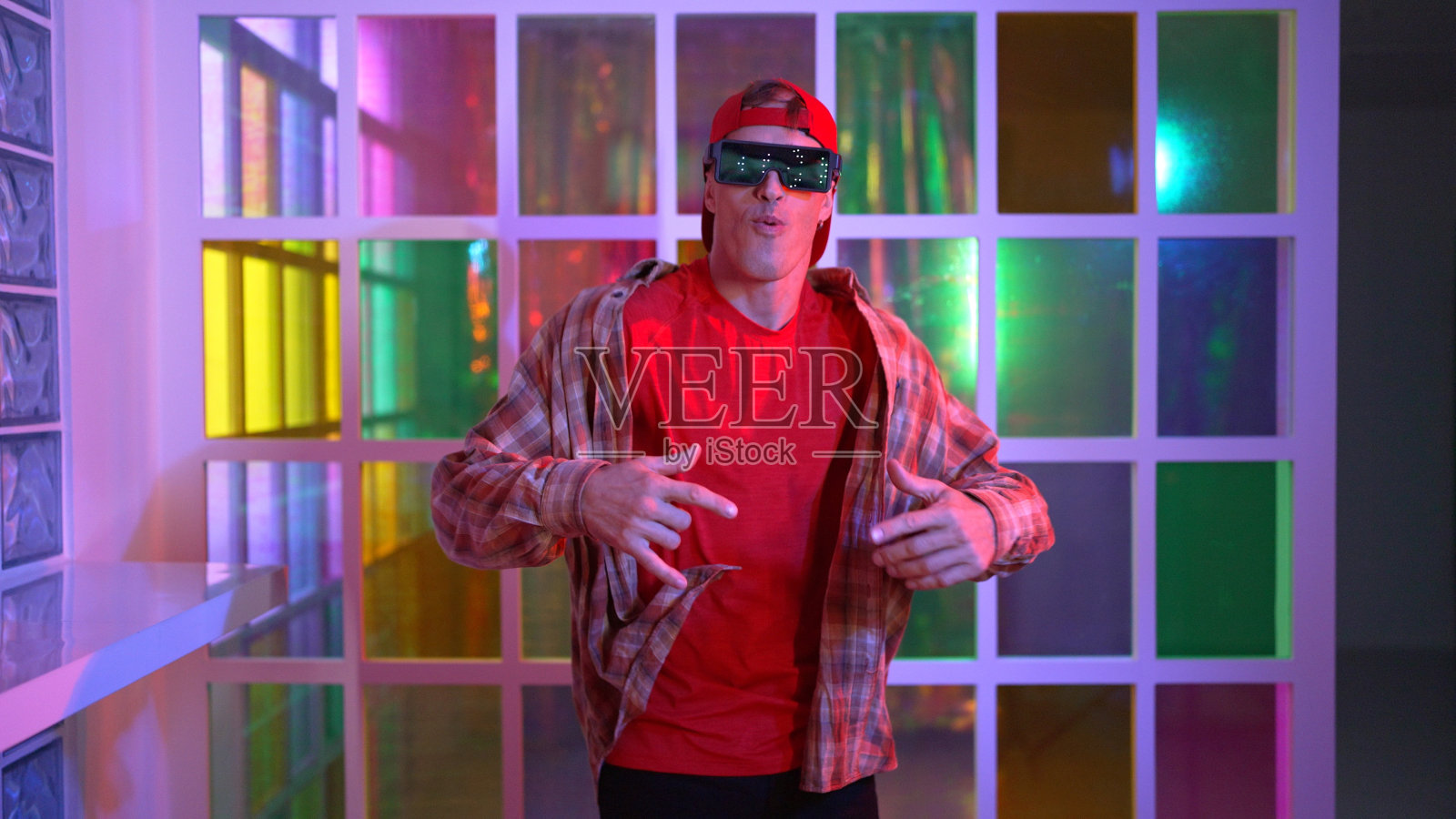 有趣的霹雳舞演员一边看镜头一边移动自由式舞步。盛宴。照片摄影图片