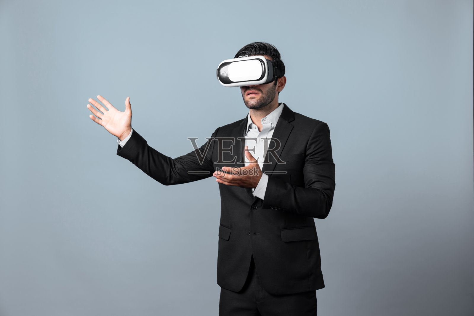 专业商务人士用VR眼镜看数据分析。偏差。照片摄影图片