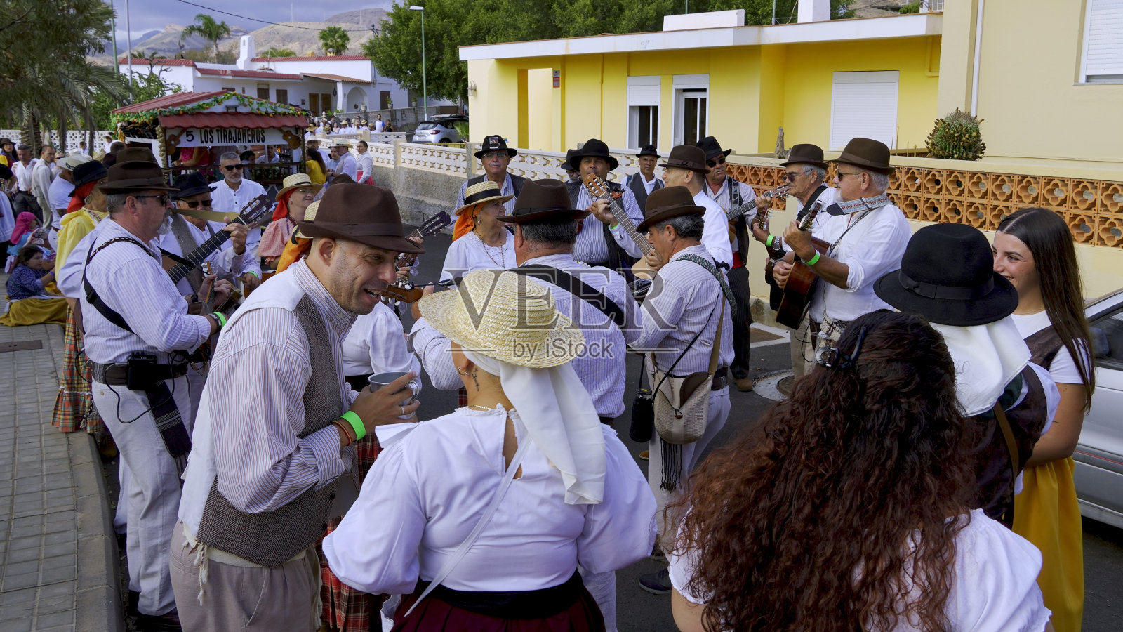 2024年4月6日,西班牙,加那利群岛,大加那利岛,埃尔帕贾尔——圣阿格达节——加那利人在街上用音乐和舞蹈庆祝照片摄影图片