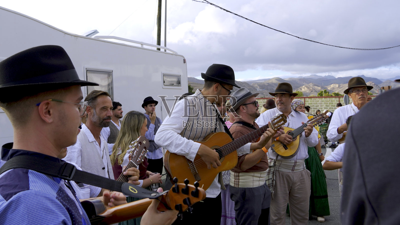 吉他和坦普尔在街上演奏照片摄影图片
