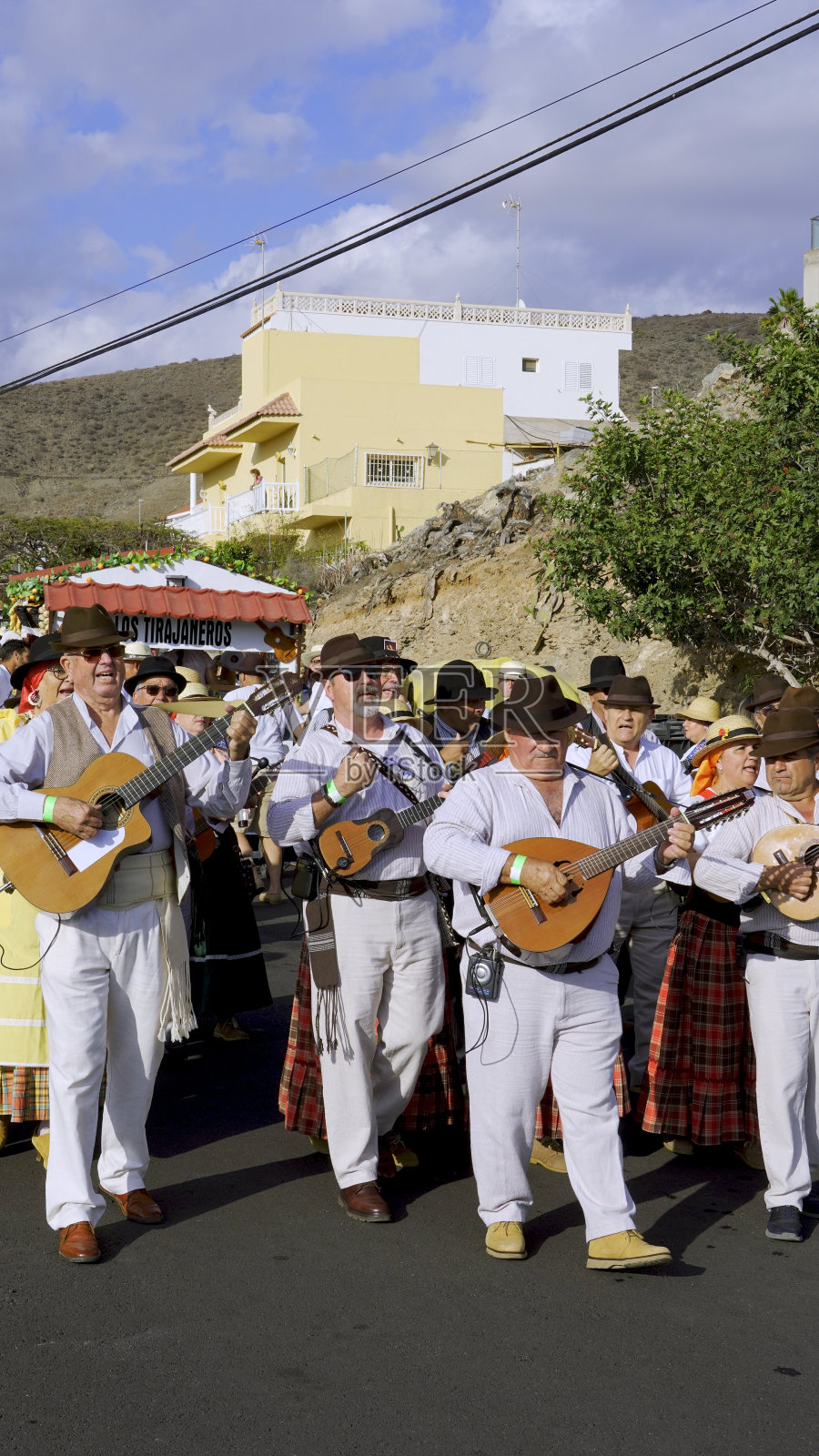 2024年4月6日，西班牙加那利群岛大大加那利岛埃尔帕贾尔——罗梅利亚圣阿格达——一群人在游行队伍中唱歌和玩耍的正面图像照片摄影图片