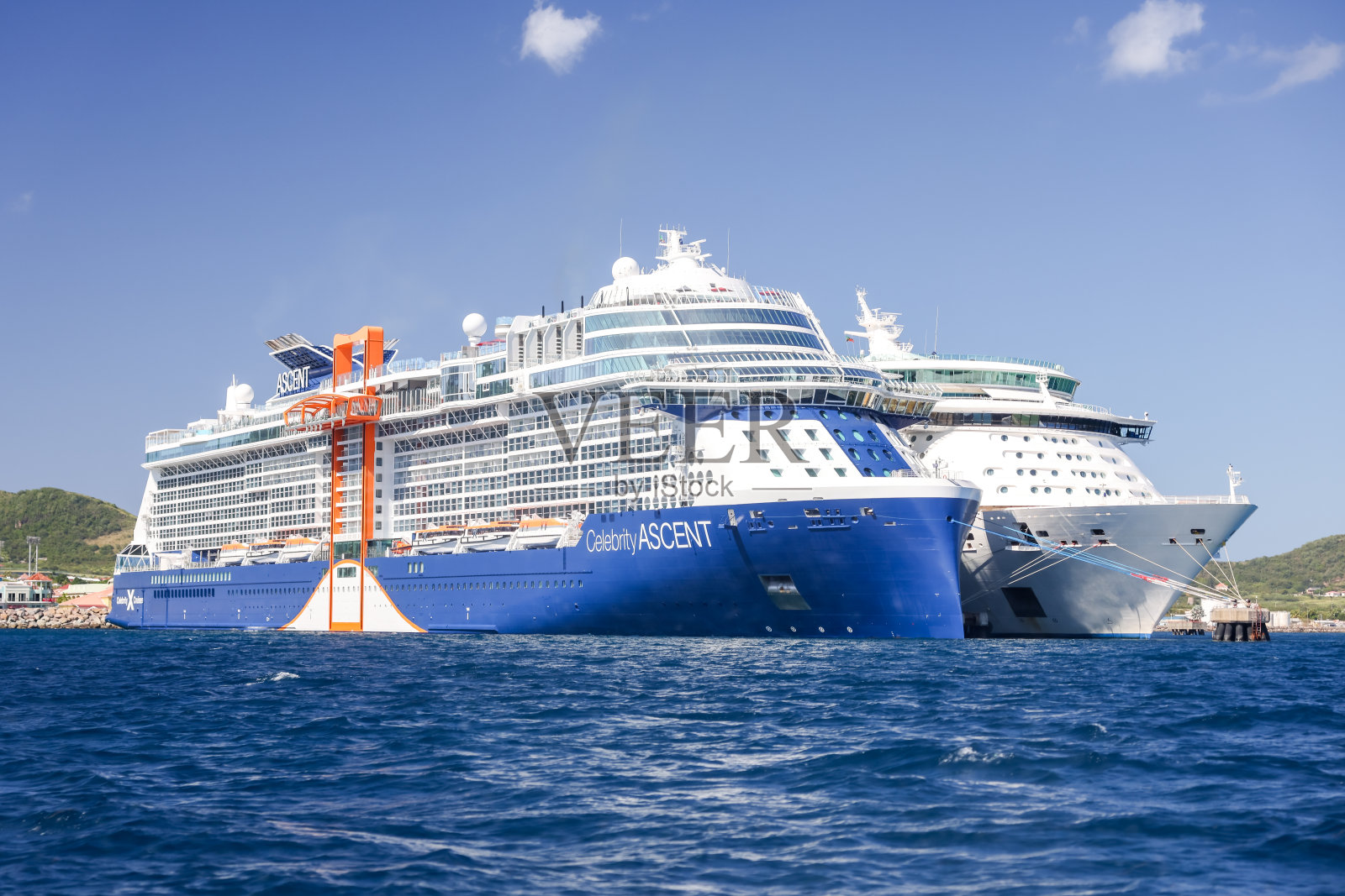 游轮停靠在圣基茨和尼维斯港口城镇巴塞特尔的码头照片摄影图片