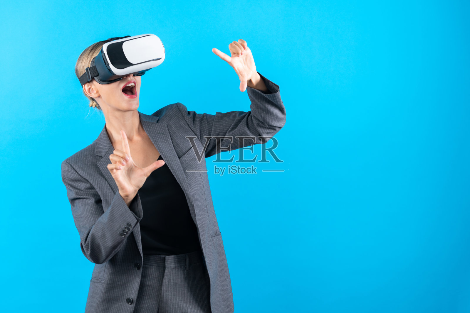 白人女商人兴奋地探索视觉现实世界。精巧的设计。照片摄影图片