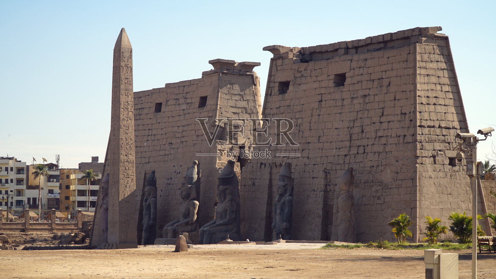 埃及卢克索神庙入口处的拉美西斯二世塔照片摄影图片