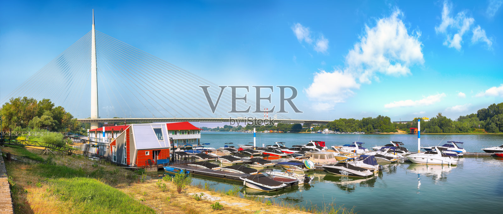 阿达桥或萨瓦桥的壮丽景色-萨瓦河上的斜拉桥。照片摄影图片