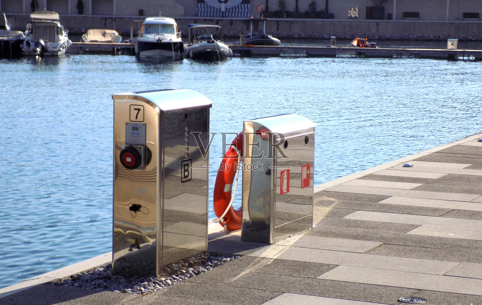 设备在码头的码头上照片摄影图片