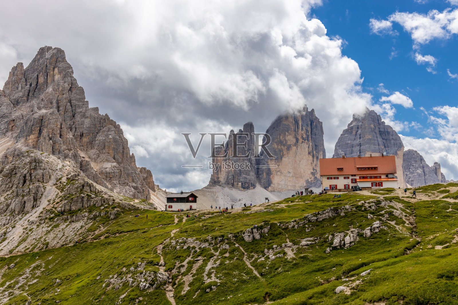 拉瓦雷多山、多洛米蒂阿尔卑斯山脉风景优美，夏季多石山峰。意大利的白云石山脉照片摄影图片