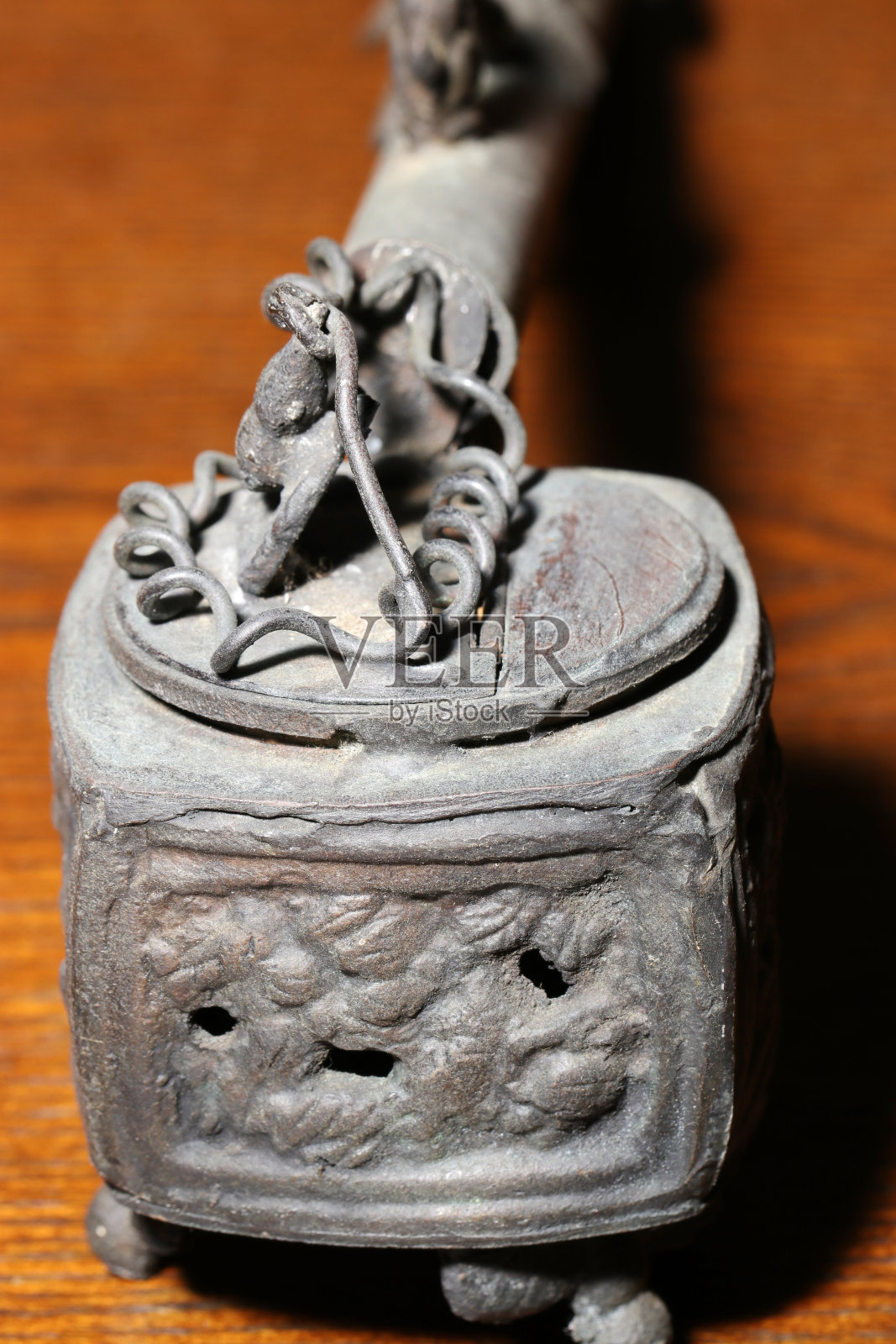 丢失了一个古老的前现代便携式书写工具，雅特墨壶装饰。照片摄影图片