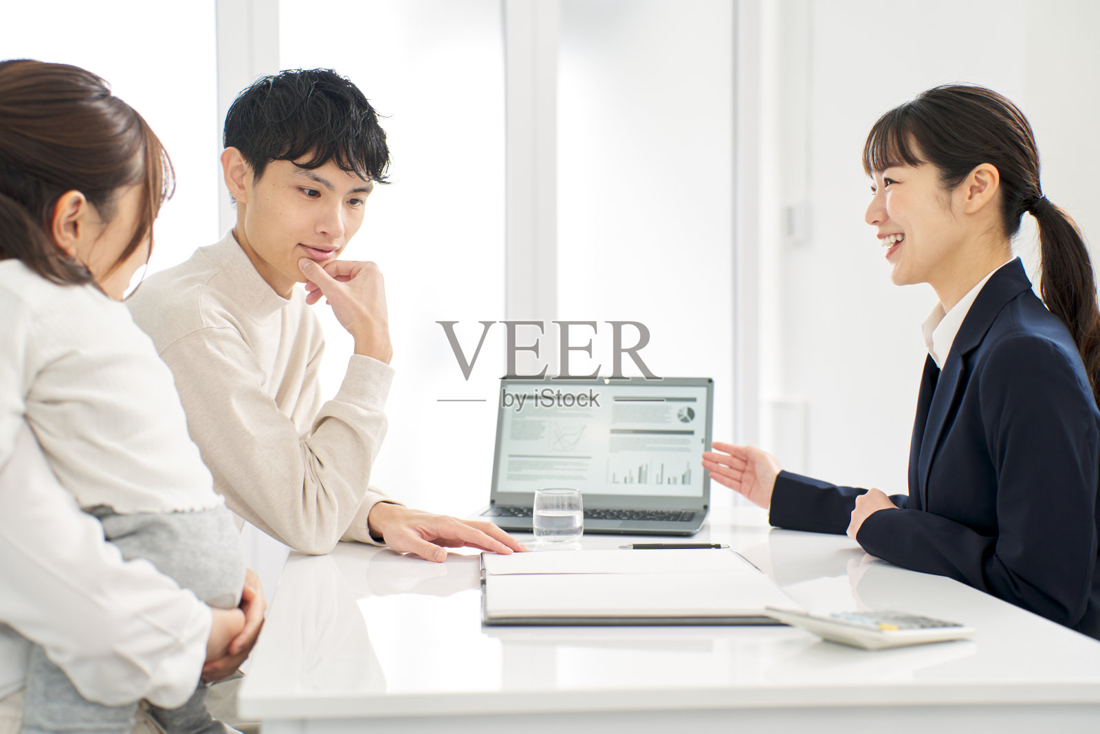 提供保险信息的女商人照片摄影图片