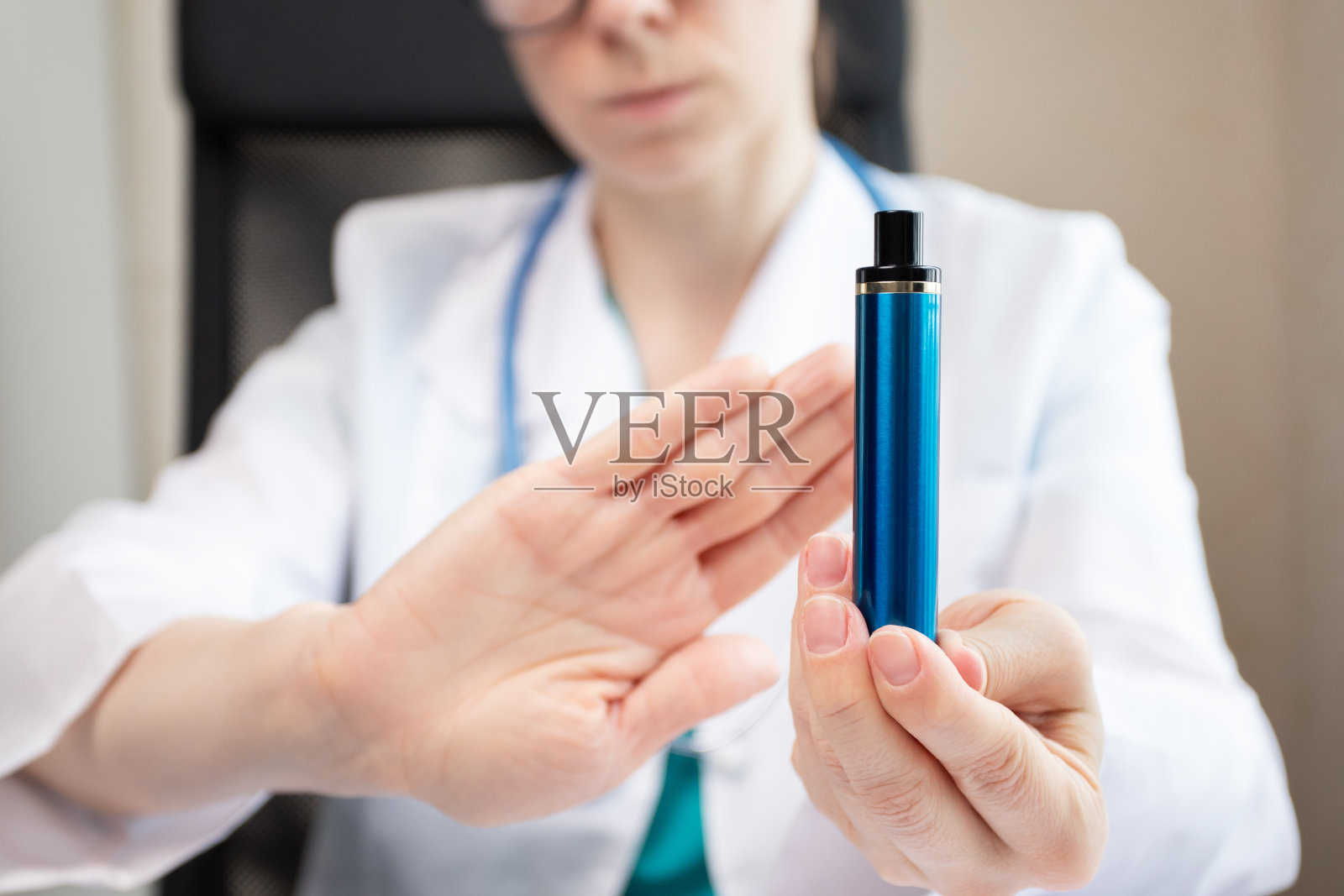 戒烟，戒烟，医生用手做出拒绝一次性香烟的手势，拒绝吸烟照片摄影图片