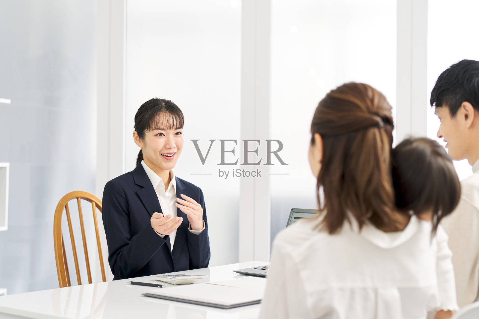 提供保险信息的女商人照片摄影图片