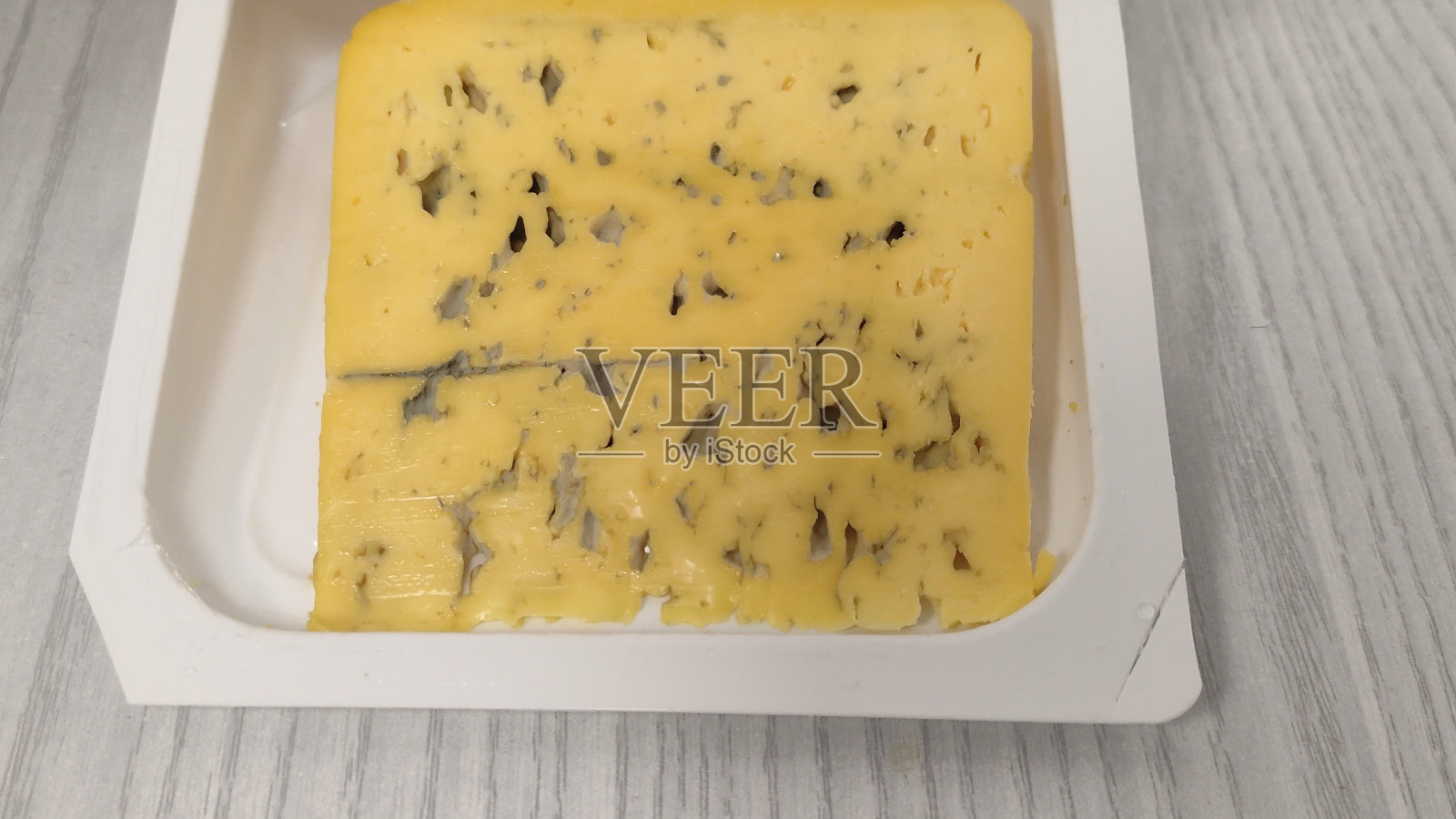 带蓝色霉菌的黄色奶酪照片摄影图片