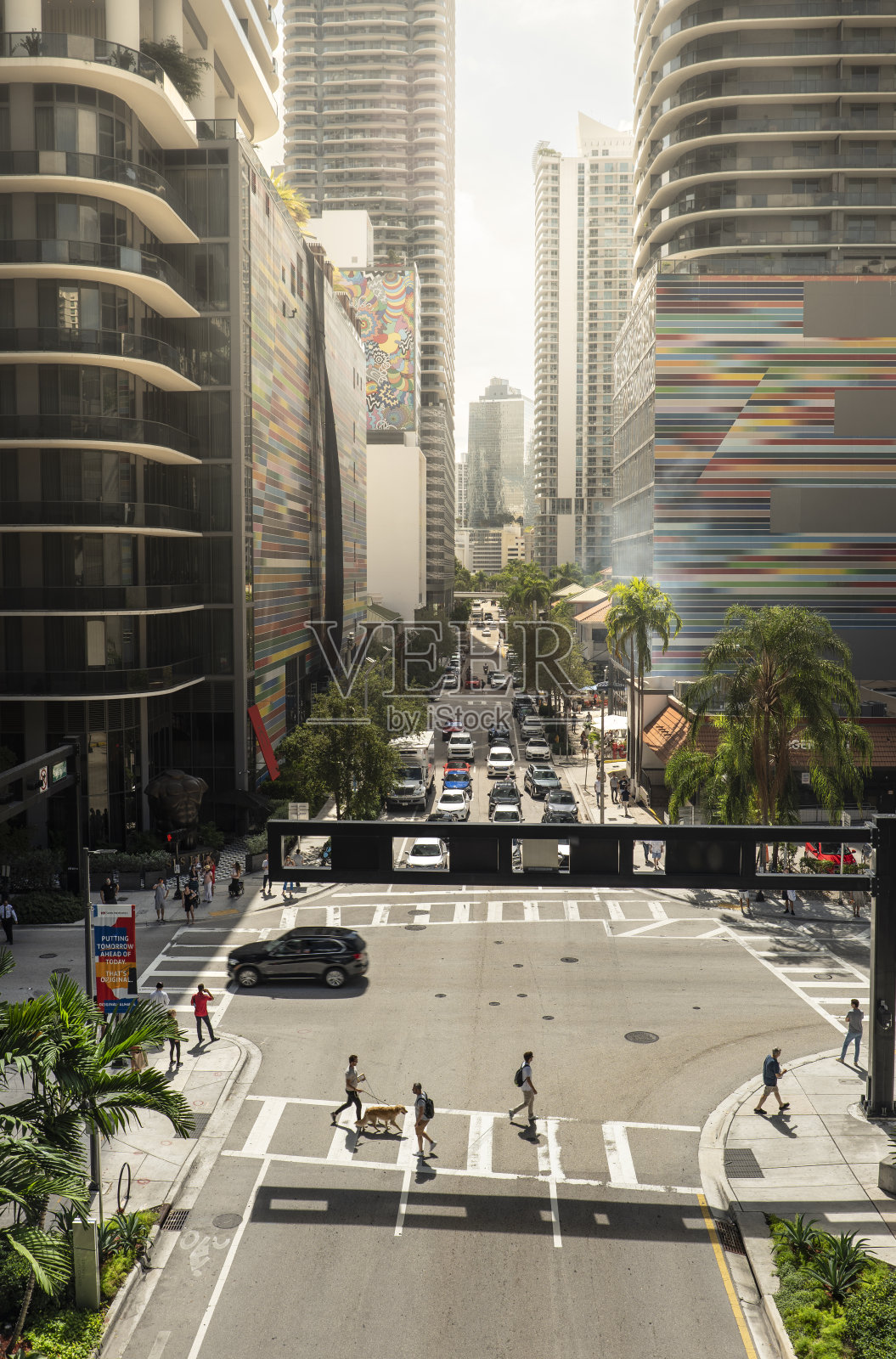 佛罗里达州迈阿密市中心的豪华购物中心和公寓楼区照片摄影图片