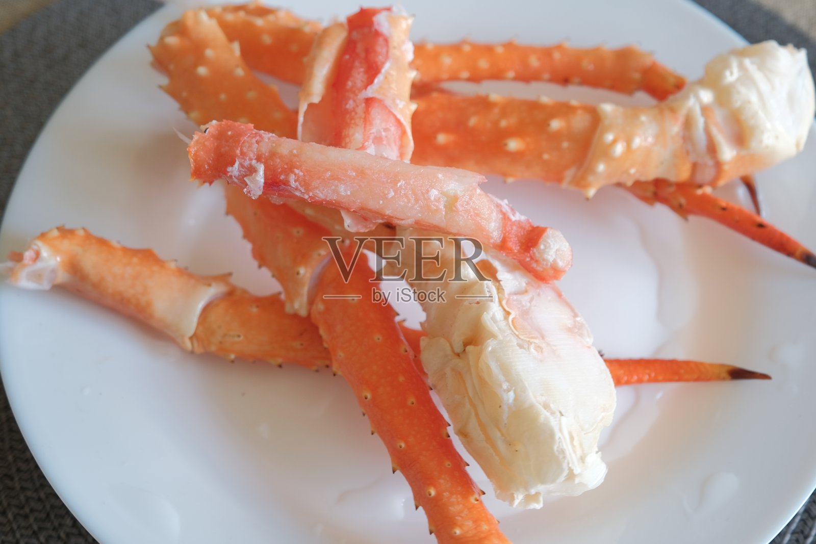 蟹肉。盘子里的水煮帝王蟹腿。照片摄影图片