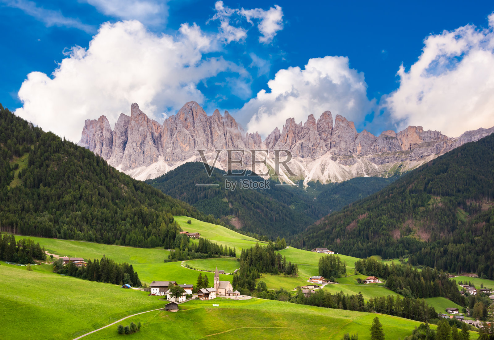 白云石山脉在夏天有着绿色的山谷照片摄影图片