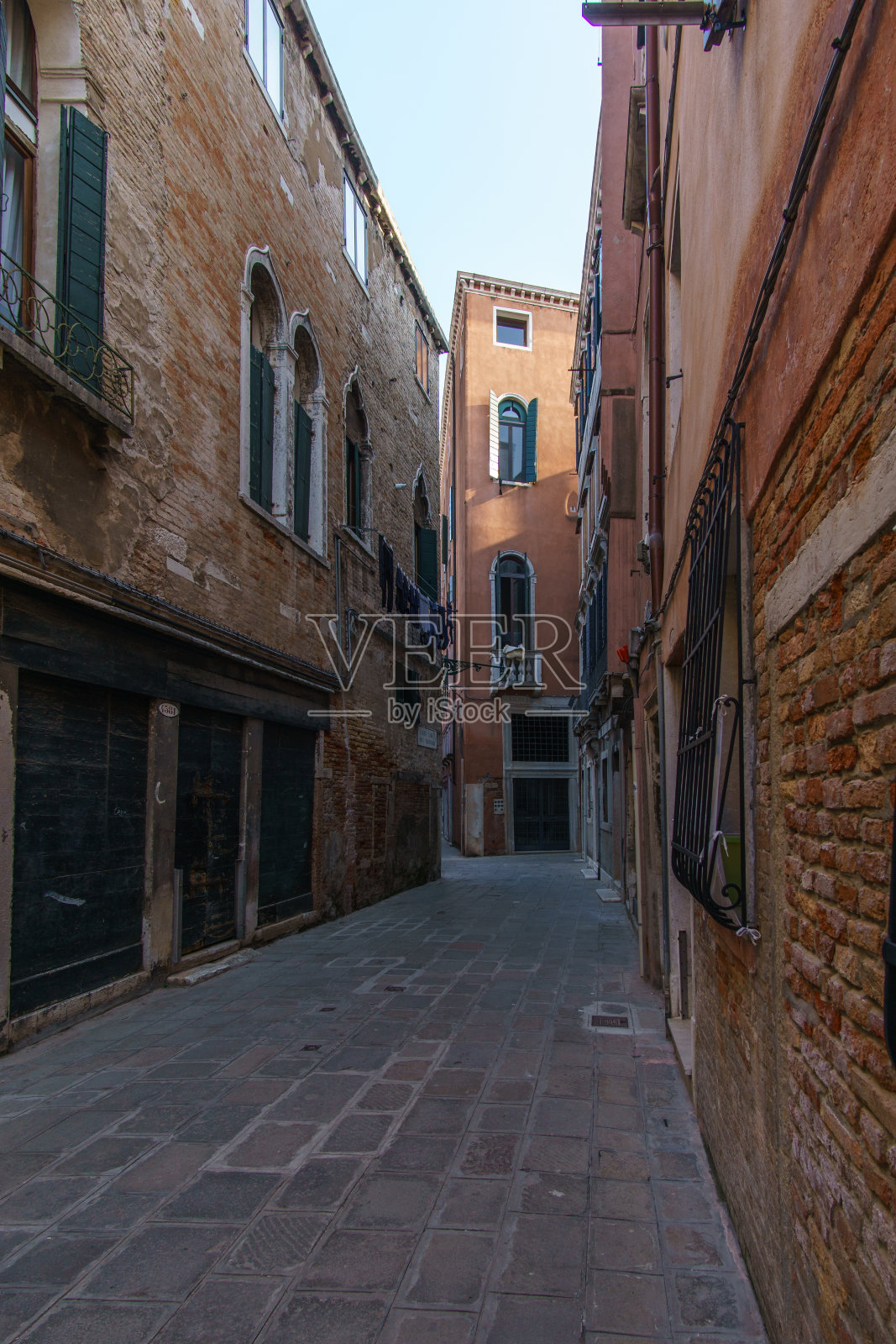 意大利威尼托的威尼斯，一条具有典型立面的狭窄街道的城市景观照片摄影图片