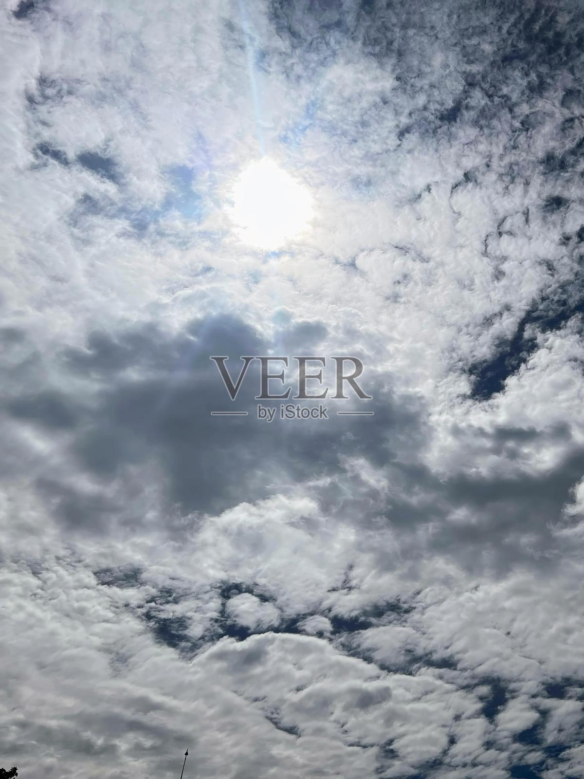 一个人在空中放风筝的照片。照片摄影图片