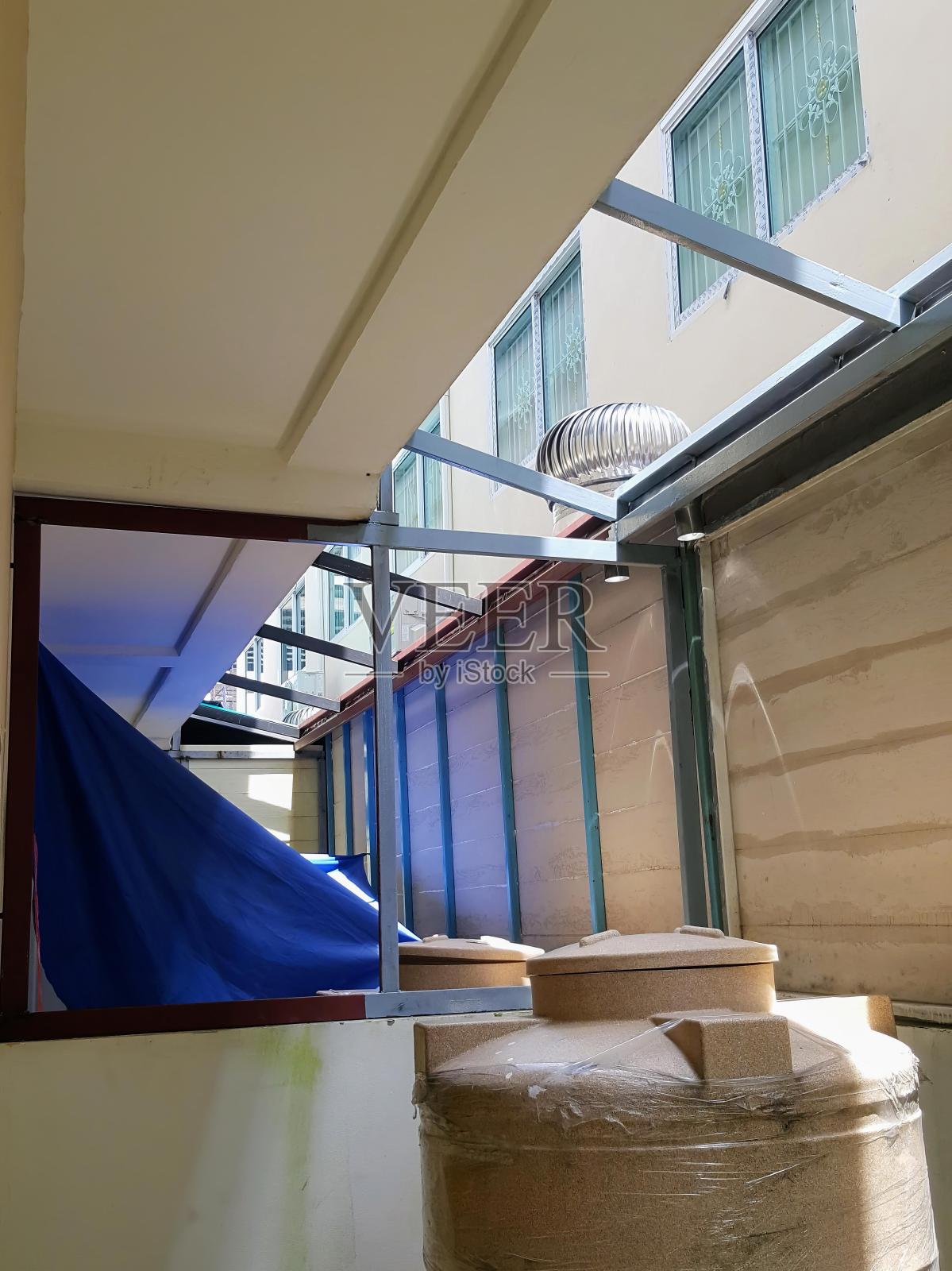 一个房间的照片，蓝色的篷布覆盖着墙壁。照片摄影图片