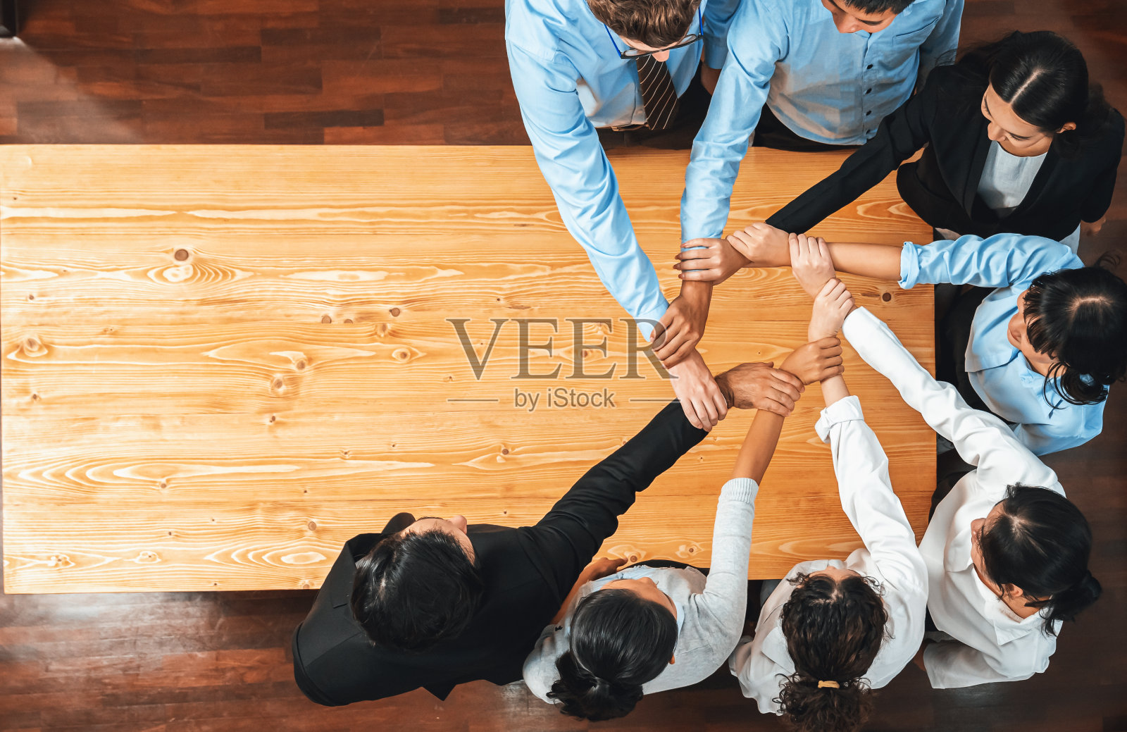 多元文化商人手拉手围成一圈。服装照片摄影图片