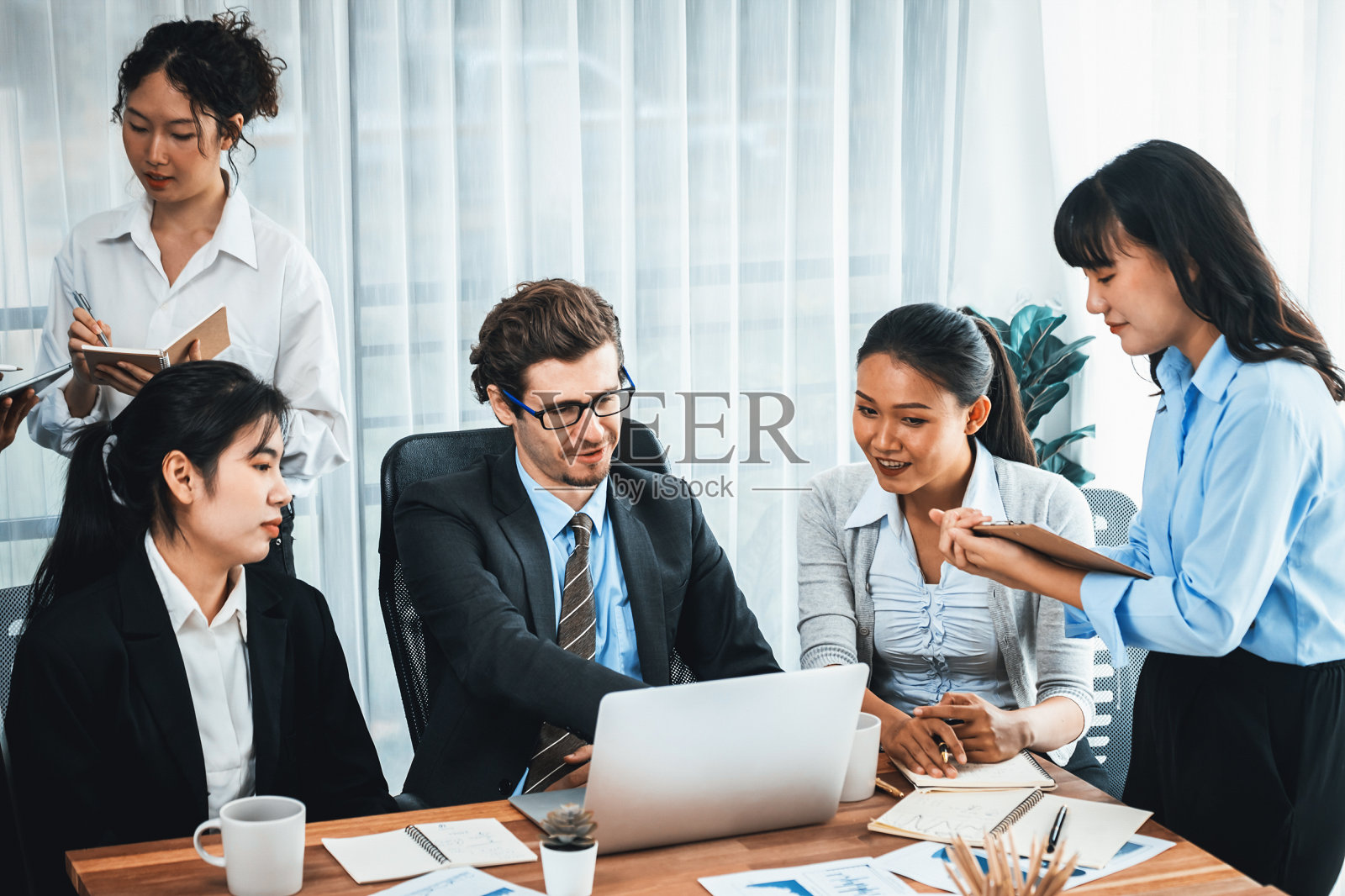 不同的商务人士讨论业务。服装照片摄影图片
