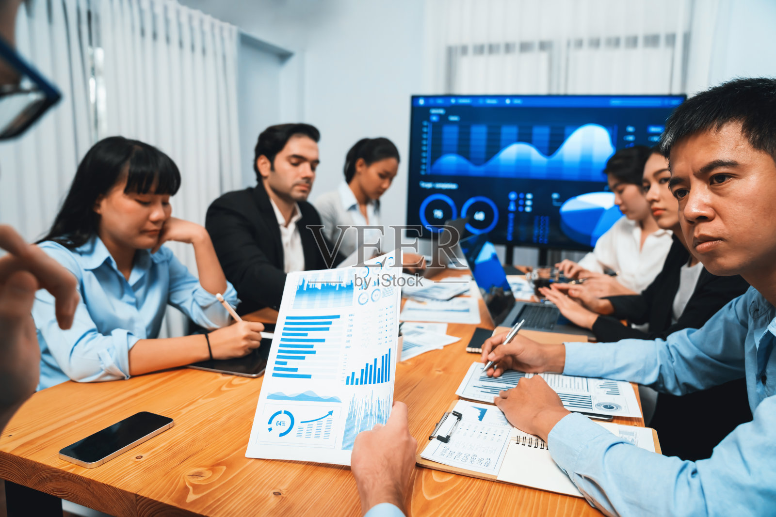 业务分析小组分析财务数据报告。服装照片摄影图片