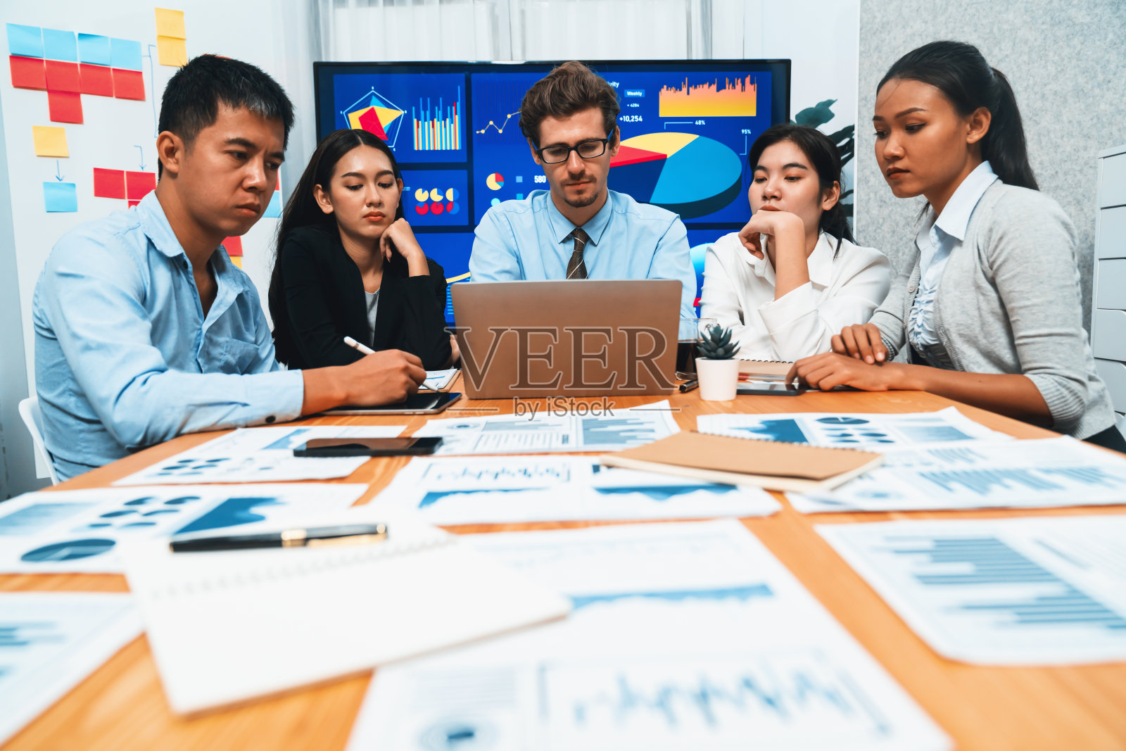 业务分析小组分析财务数据报告。服装照片摄影图片