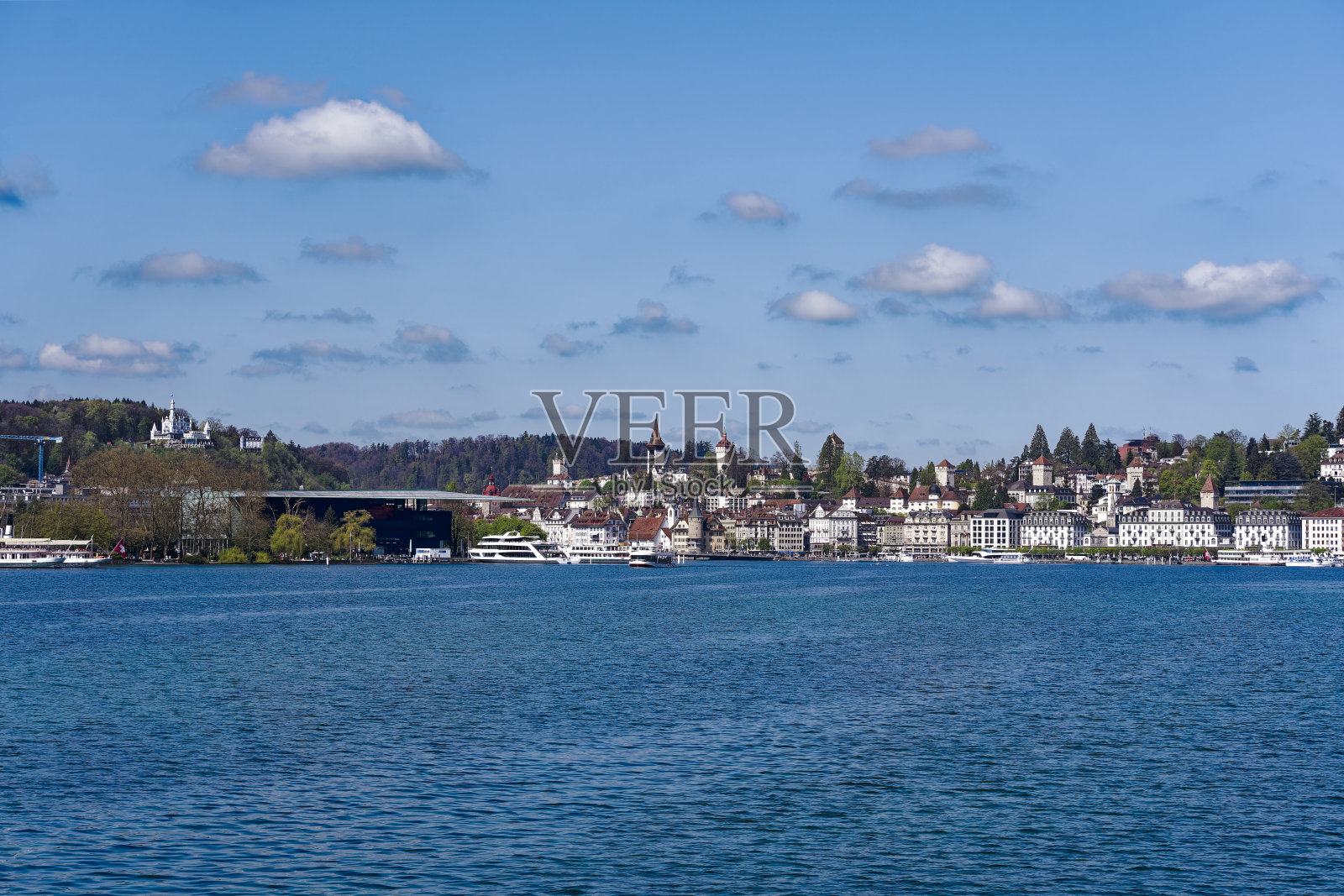 卢塞恩市的天际线，卢塞恩湖在前景和蓝天的背景。照片摄影图片